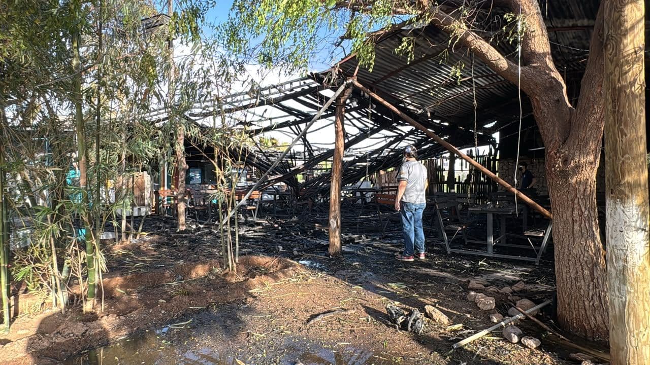 Se Incendia Restaurante de Mariscos Ubicado en la Carretera Hacia Bahía de Kino