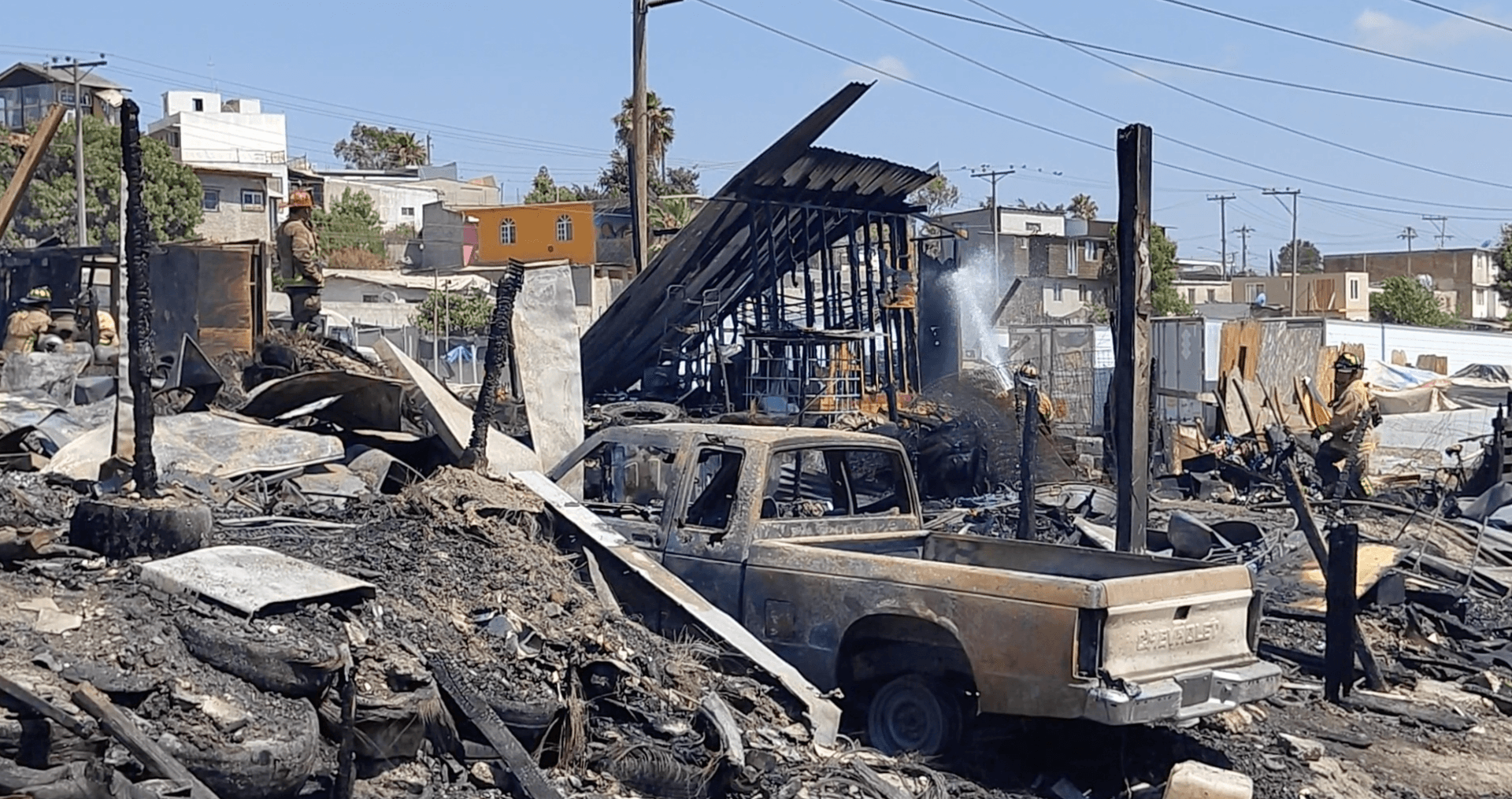 Un incendio consumió tres viviendas de madera en la colonia Lomas de Matamoros en Tijuana