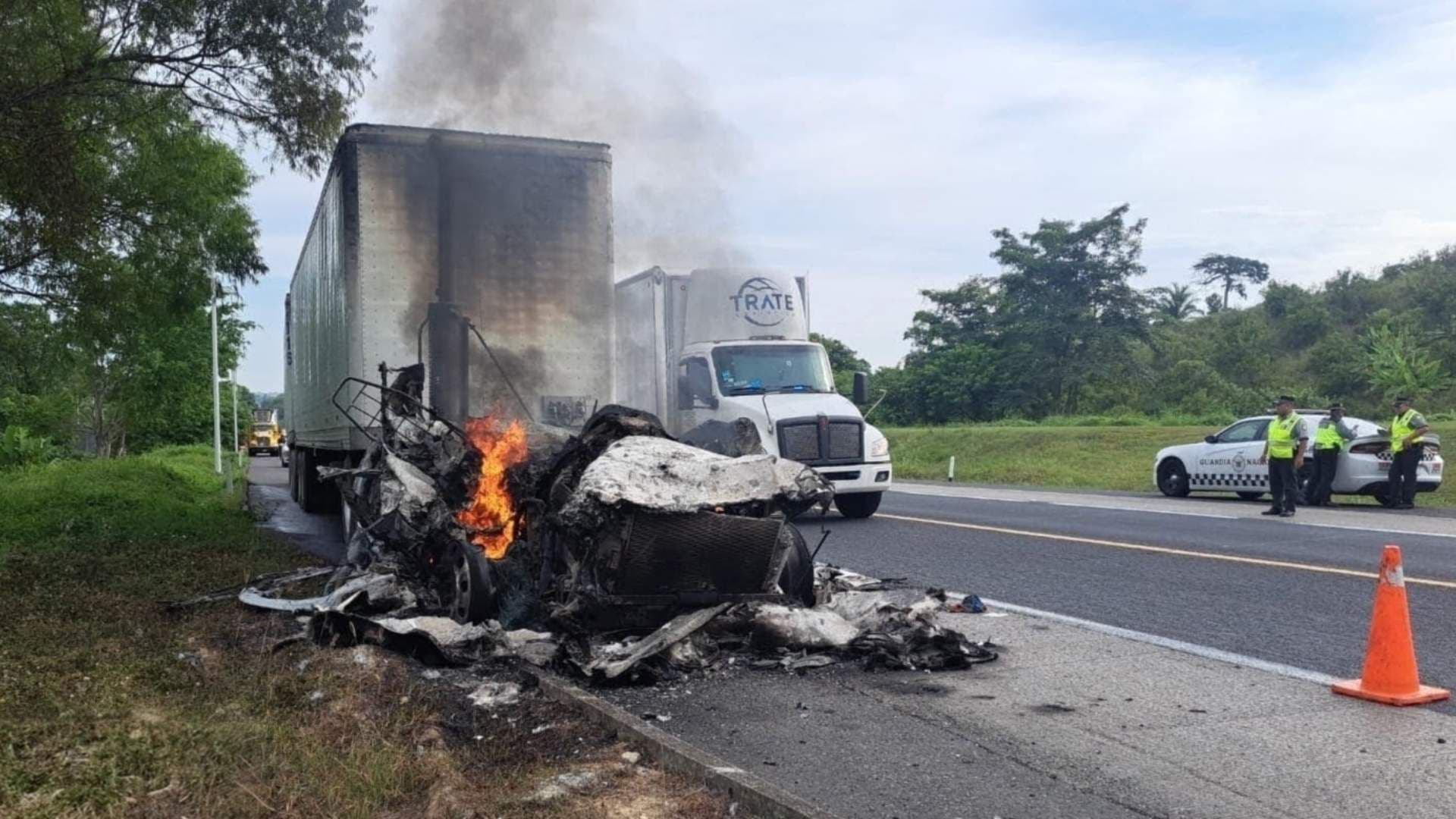 Fuego consume en su totalidad un tractocamión en autopista del norte de Veracruz