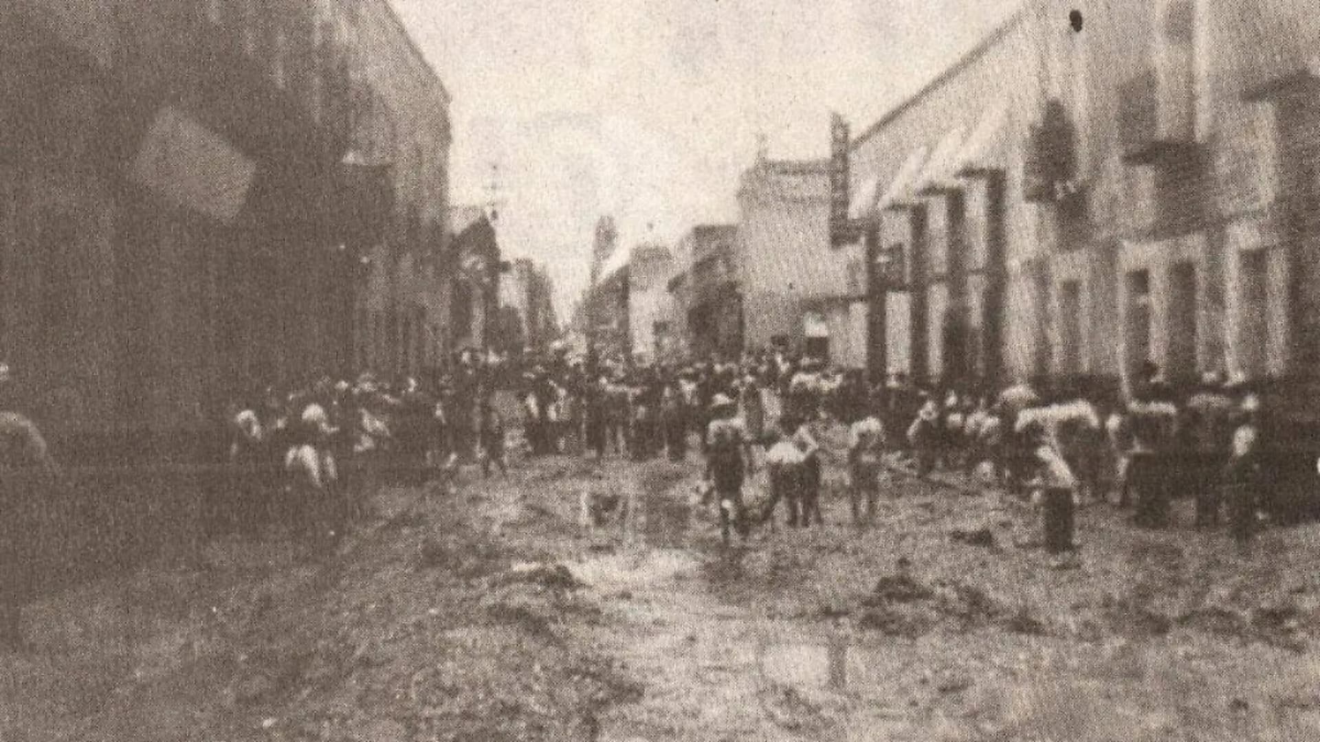 La corriente se llevó viviendas y más de 20 personas.