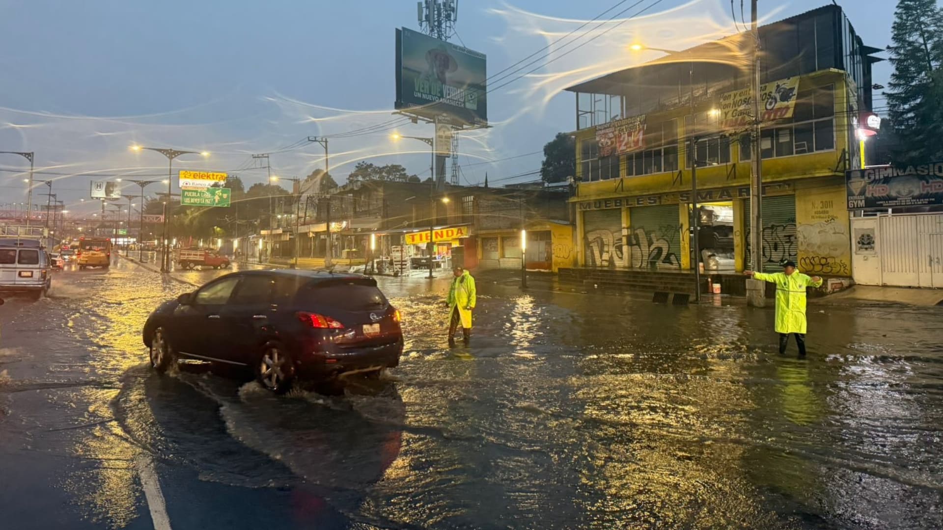 Inundaciones en Calzada Ignacio Zaragoza. Foto: +