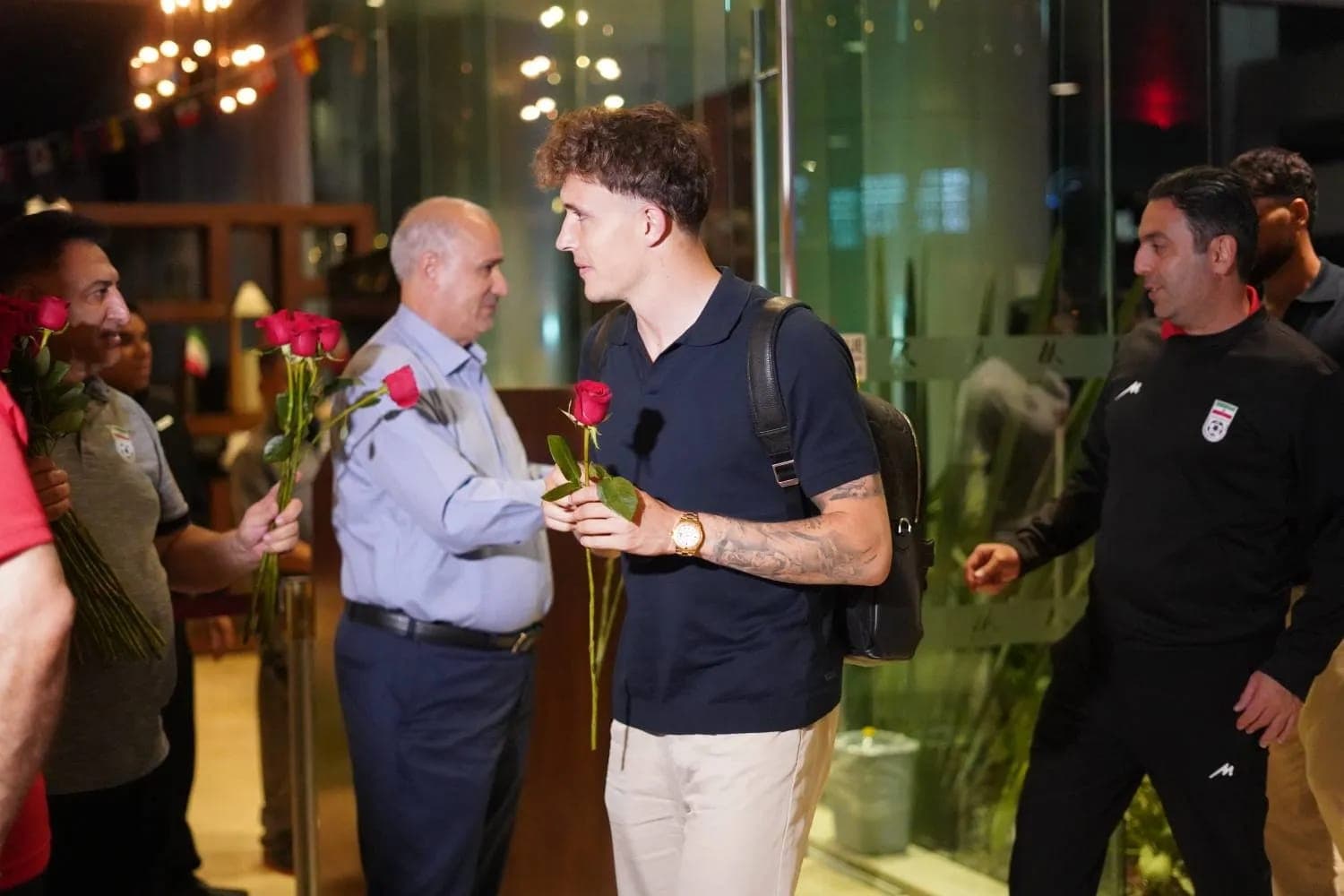 Selección de Irán Vuelve con Demoras a Tijuana y la Reciben con Rosas Rojas