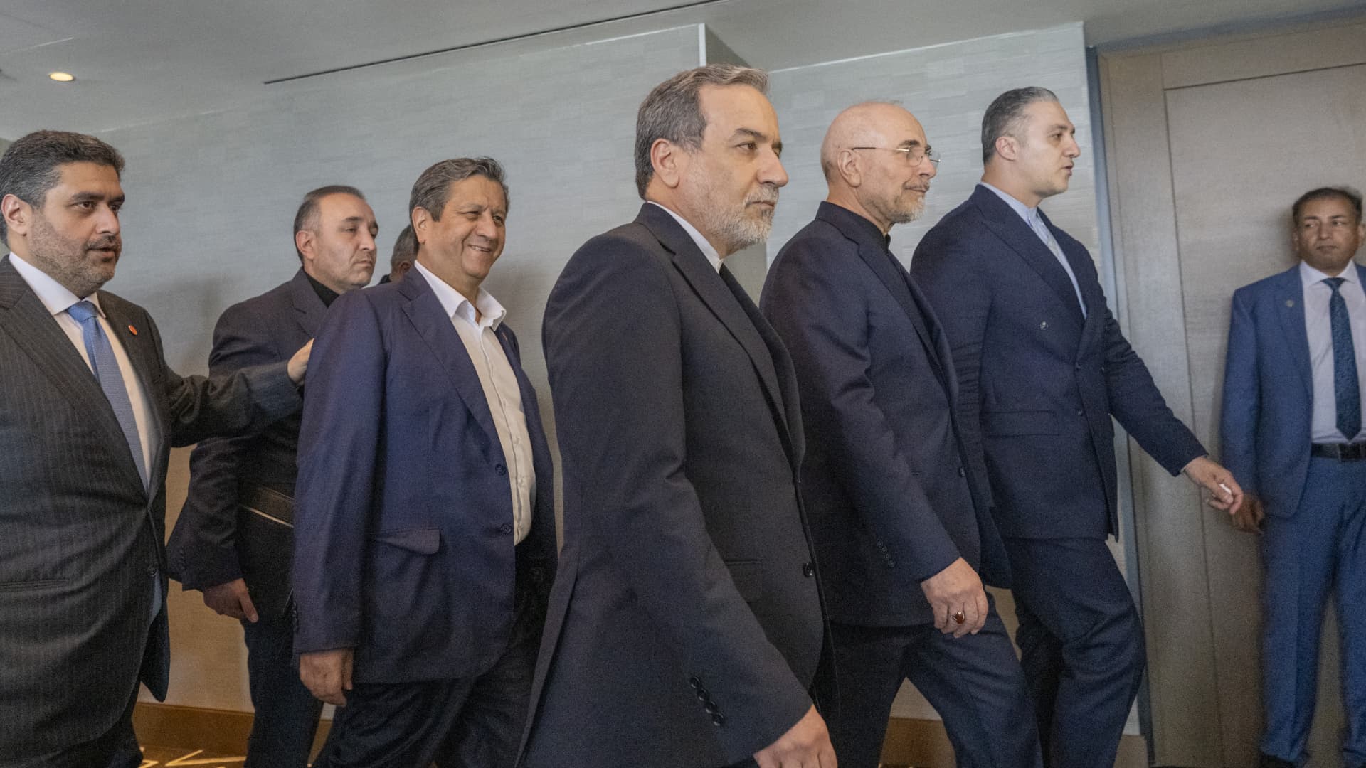 La delegación iraní, que incluye al Ministro de Asuntos Exteriores de Irán, Abbas Araghchi (C), y al Presidente del Parlamento Islámico de Irán, Mohammed Bagher Ghalibaf (3.º por la derecha), llega a una reunión cuadrilateral entre Estados Unidos, Irán, Pakistán y Qatar en el complejo hotelero de lujo Burgenstock, cerca del lago de Lucerna, Suiza, el 21 de junio de 2026, como parte de las conversaciones destinadas a avanzar en un acuerdo para poner fin al conflicto de Oriente Medio. Foto: AFP