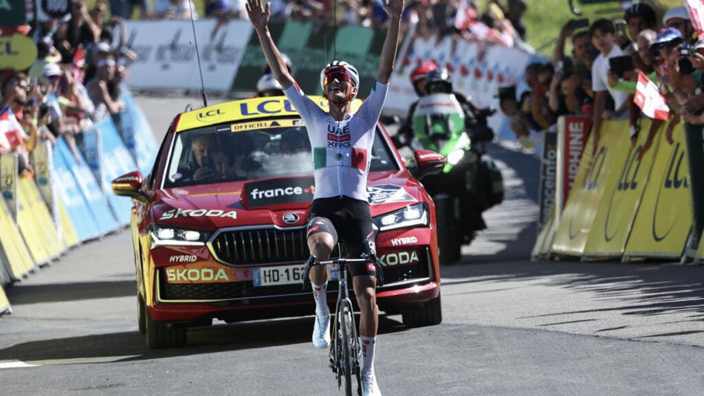El mexicano Isaac Del Toro conquistó este domingo el Tour de Auvernia-Ródano-Alpes Foto: AFP