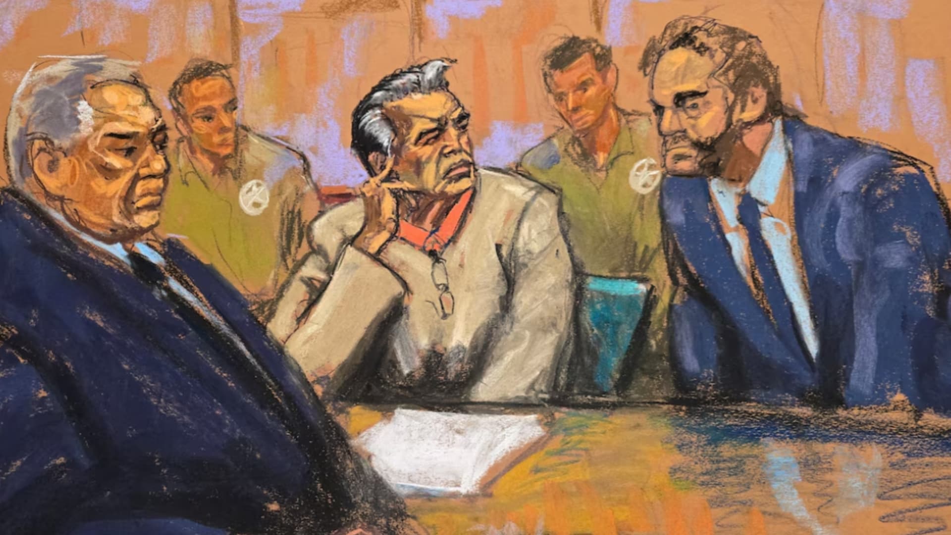 Ismael "El Mayo" Zambada escucha al intérprete judicial mientras sostiene su auricular mientras el juez lo interroga sobre posibles conflictos de intereses con sus abogados. Foto: Reuters