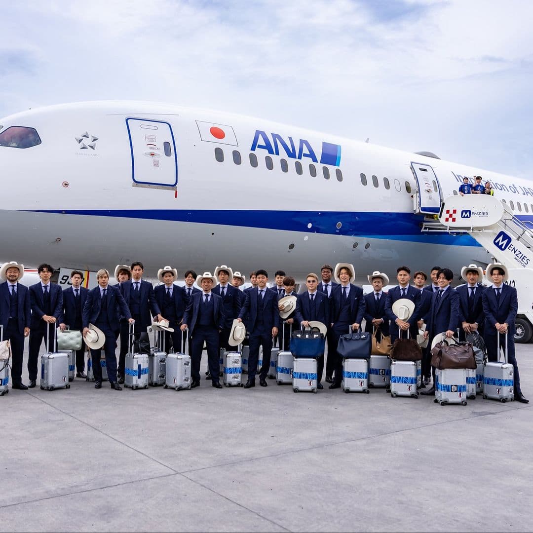 Jugadores de la selección de Japón antes de un partido amistoso