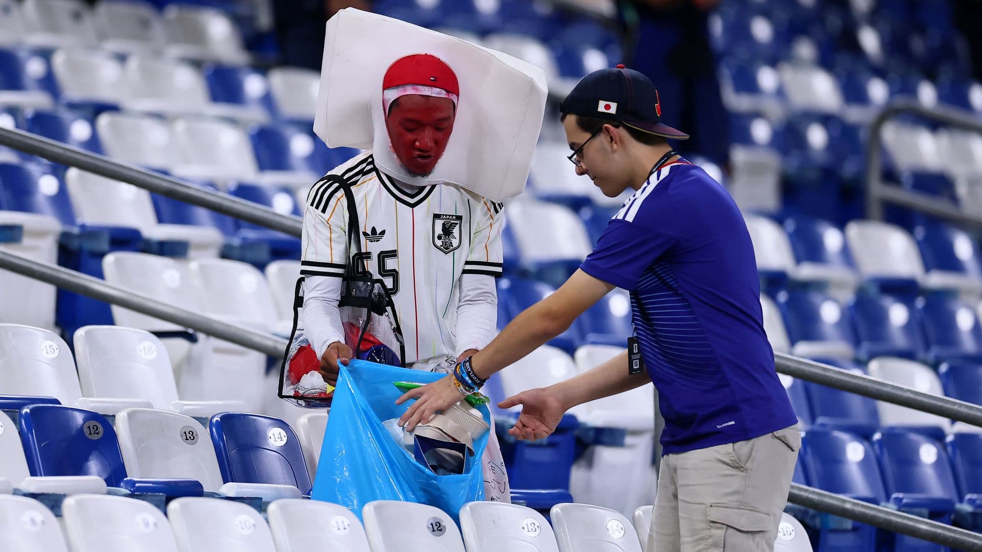 Aficionados de Japón Recogen Basura en Estadio de Nuevo León Pero los Critican