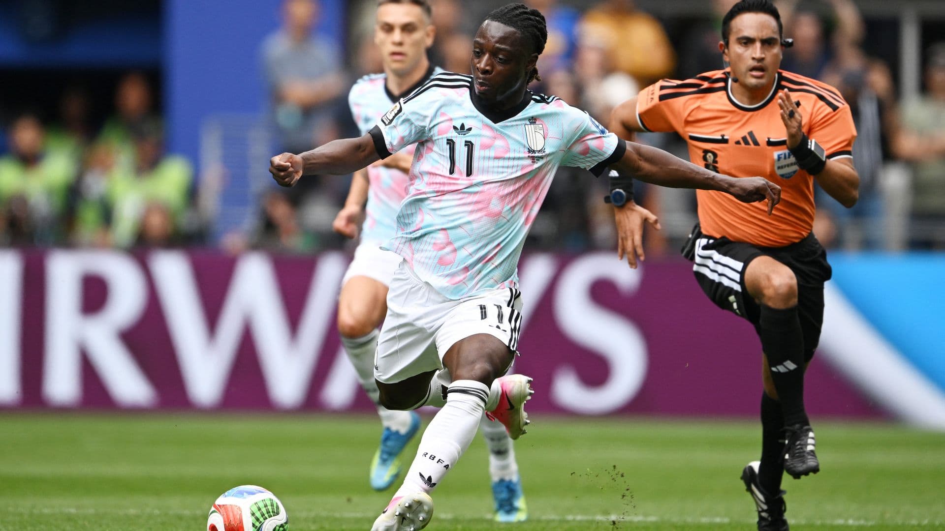 Jérémy Doku de Bélgica en acción. Foto: Reuters