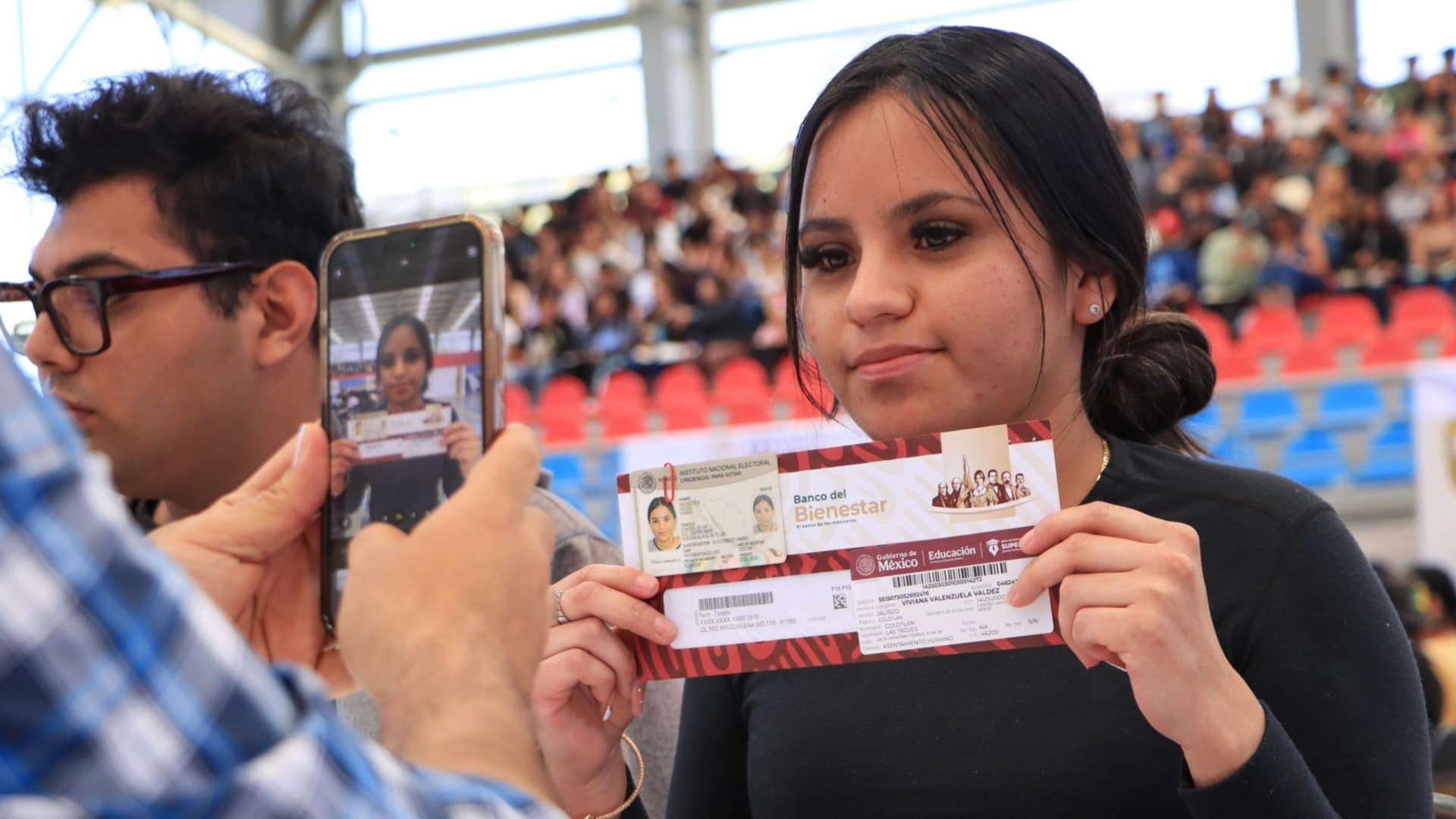 Mujer con Tarjeta de Jóvenes Escribiendo el Futuro. Escuelas que entran en convocatoria.