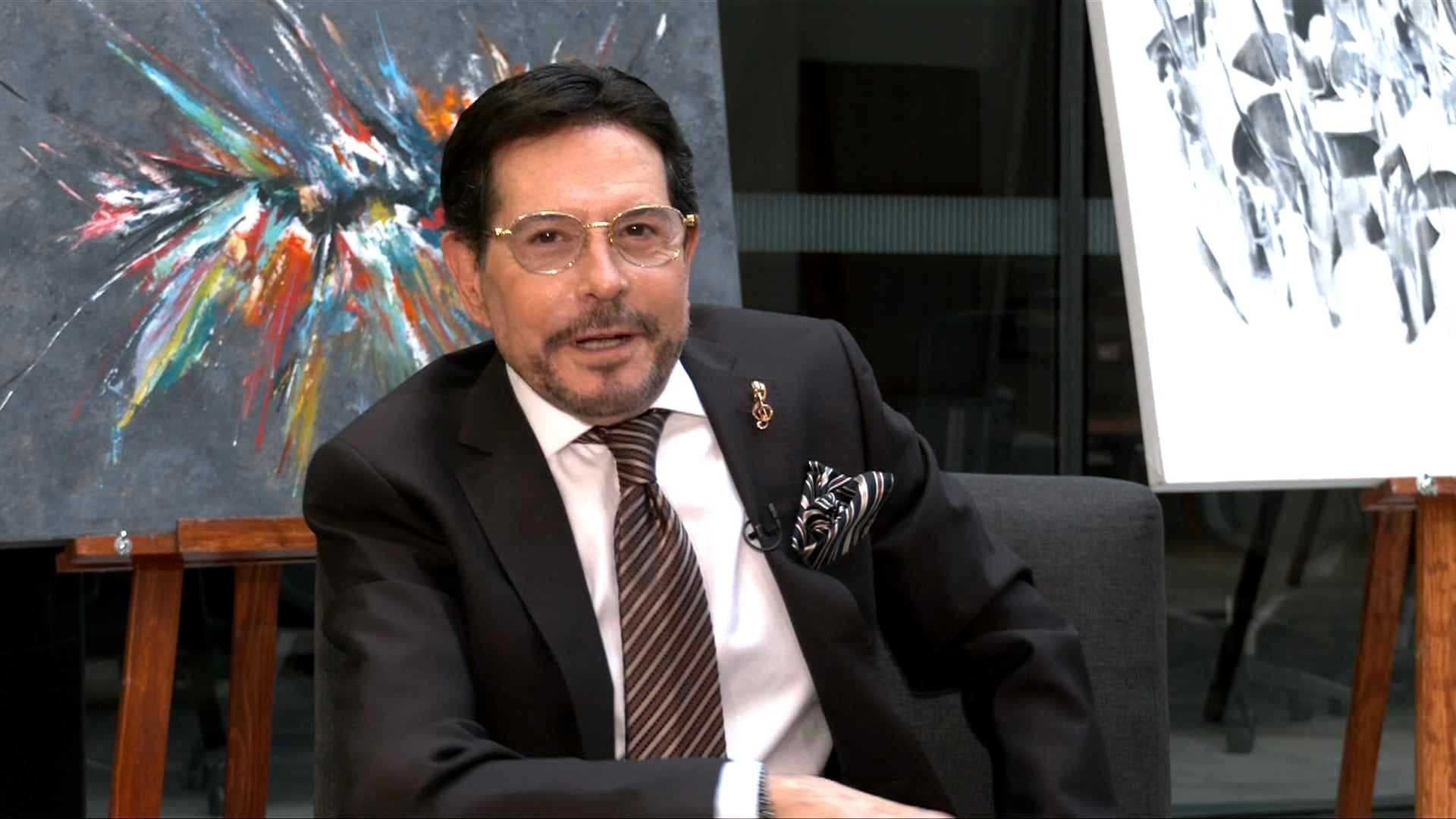 Juan José Origel Presenta su Primera Exposición de Pintura y Revela qué lo Inspira a Crear