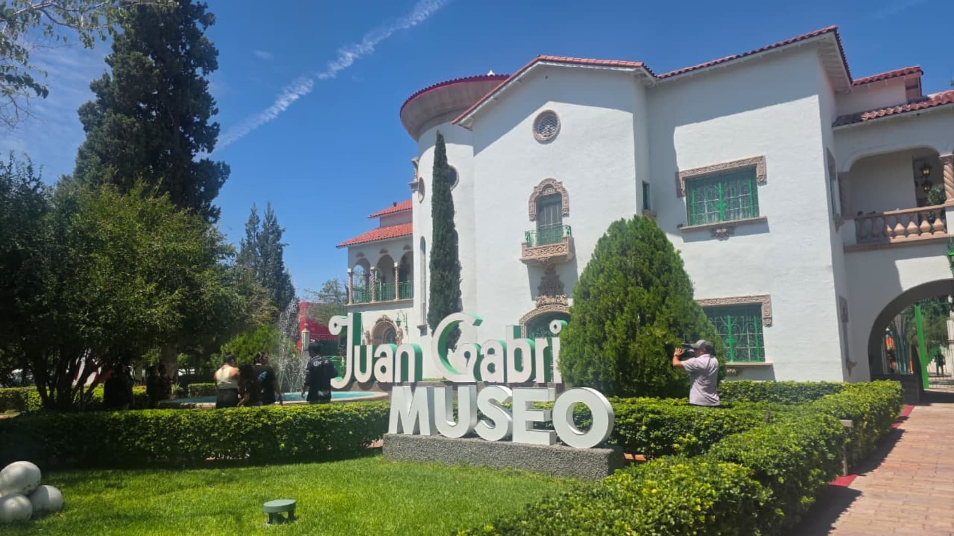 La celebración se concentra a un costado de la casa de Juan Gabriel
