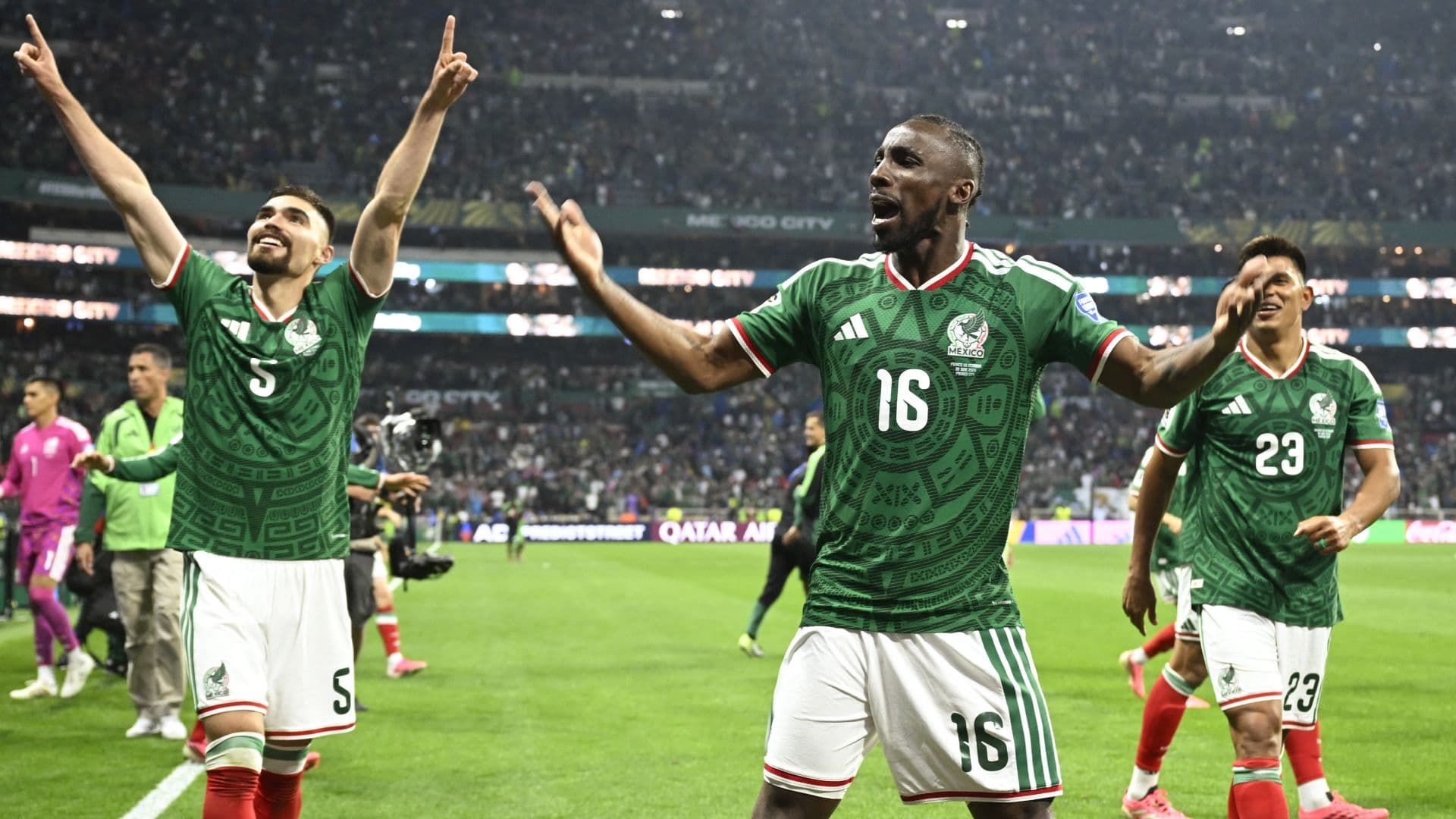 El delantero mexicano Julián Quiñones, número 16, celebra la victoria en el partido de dieciseisavos de final del Mundial 2026 entre México y Ecuador, disputado en el Estadio Ciudad de México el 30 de junio de 2026. Foto: AFP