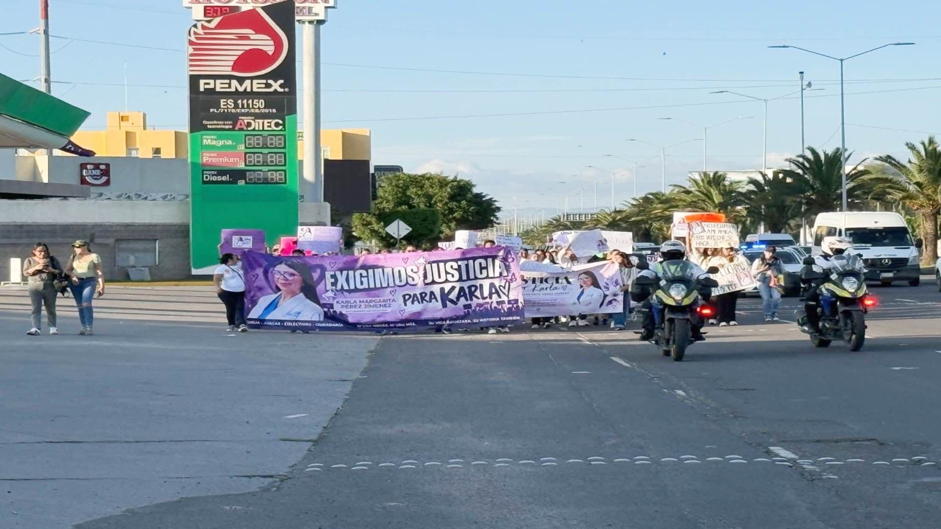 Familiares y amigos de Karla salieron a las calles con pancartas.