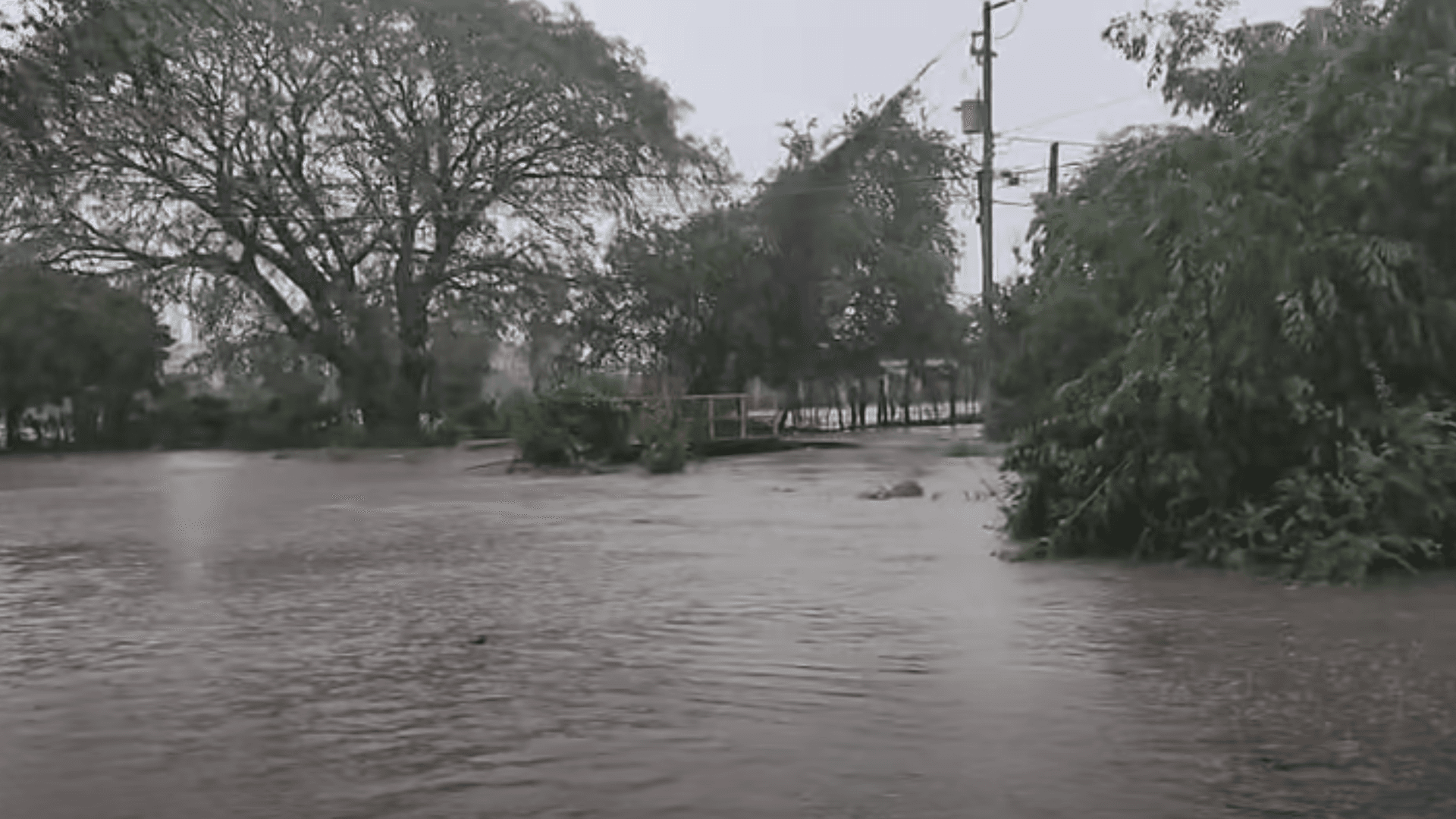 Se Desborda Arroyo en Villa Unión, Mazatlán