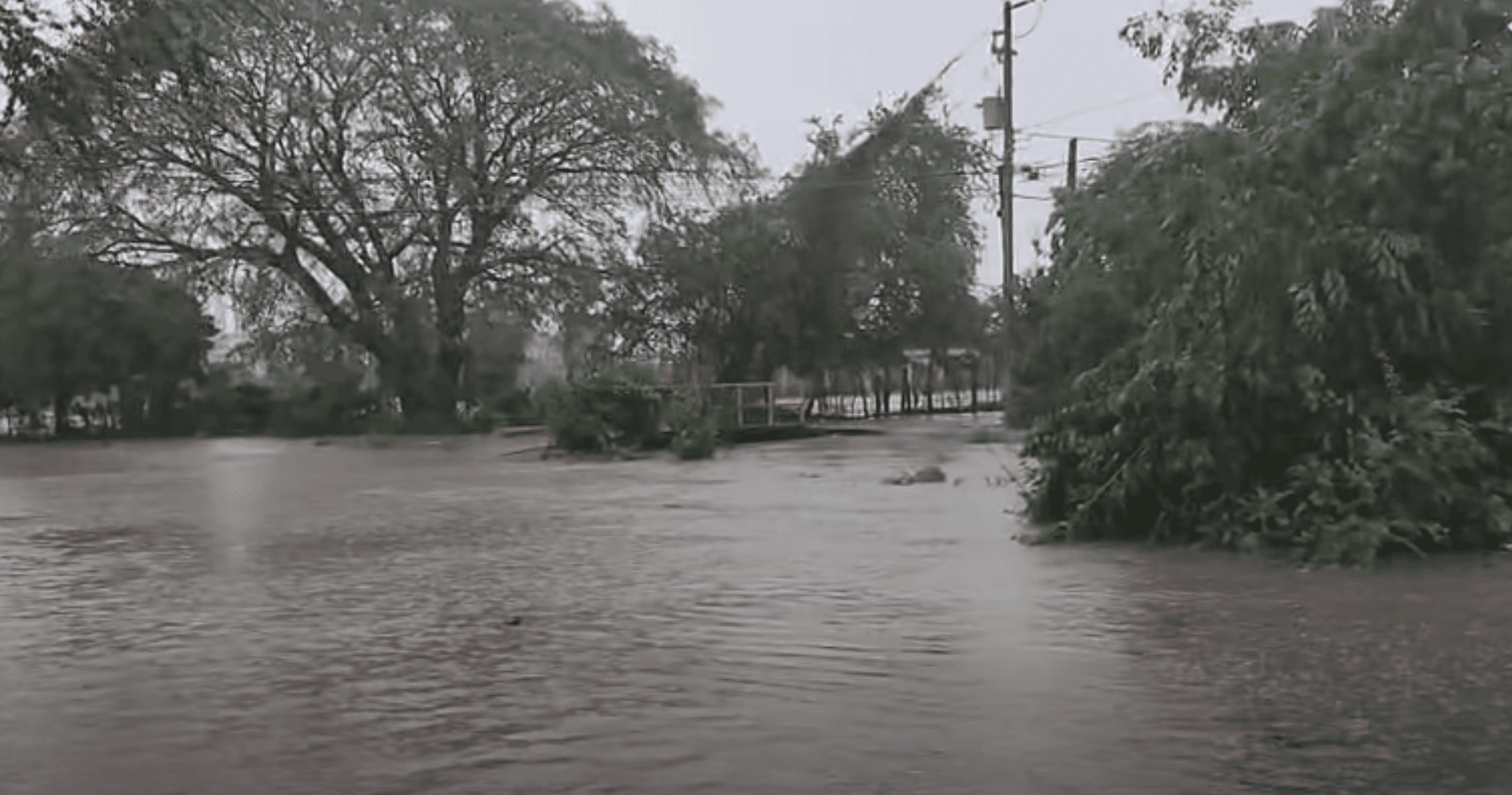 Se Desborda Arroyo en Villa Unión, Mazatlán