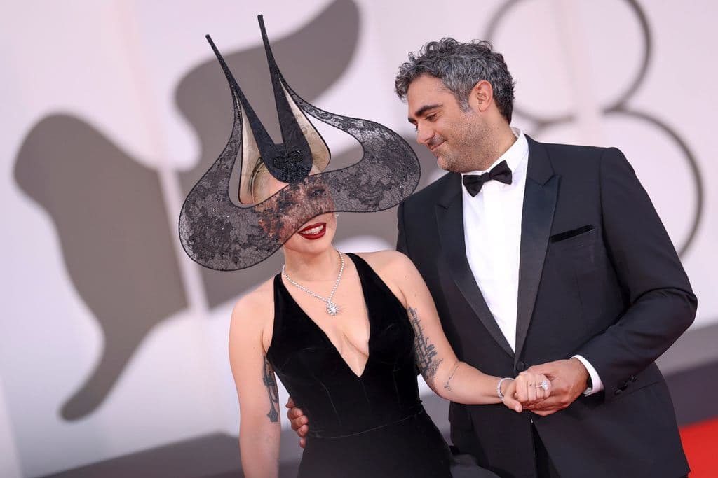 Lady Gaga y su pareja Polansky asisten a alfombra roja