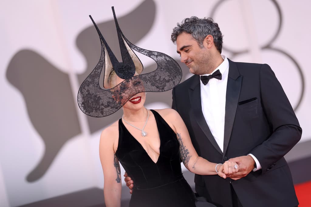 Lady Gaga y Michael Polansky Dan la Bienvenida a su Bebé; Fotos Sorprenden a Fans