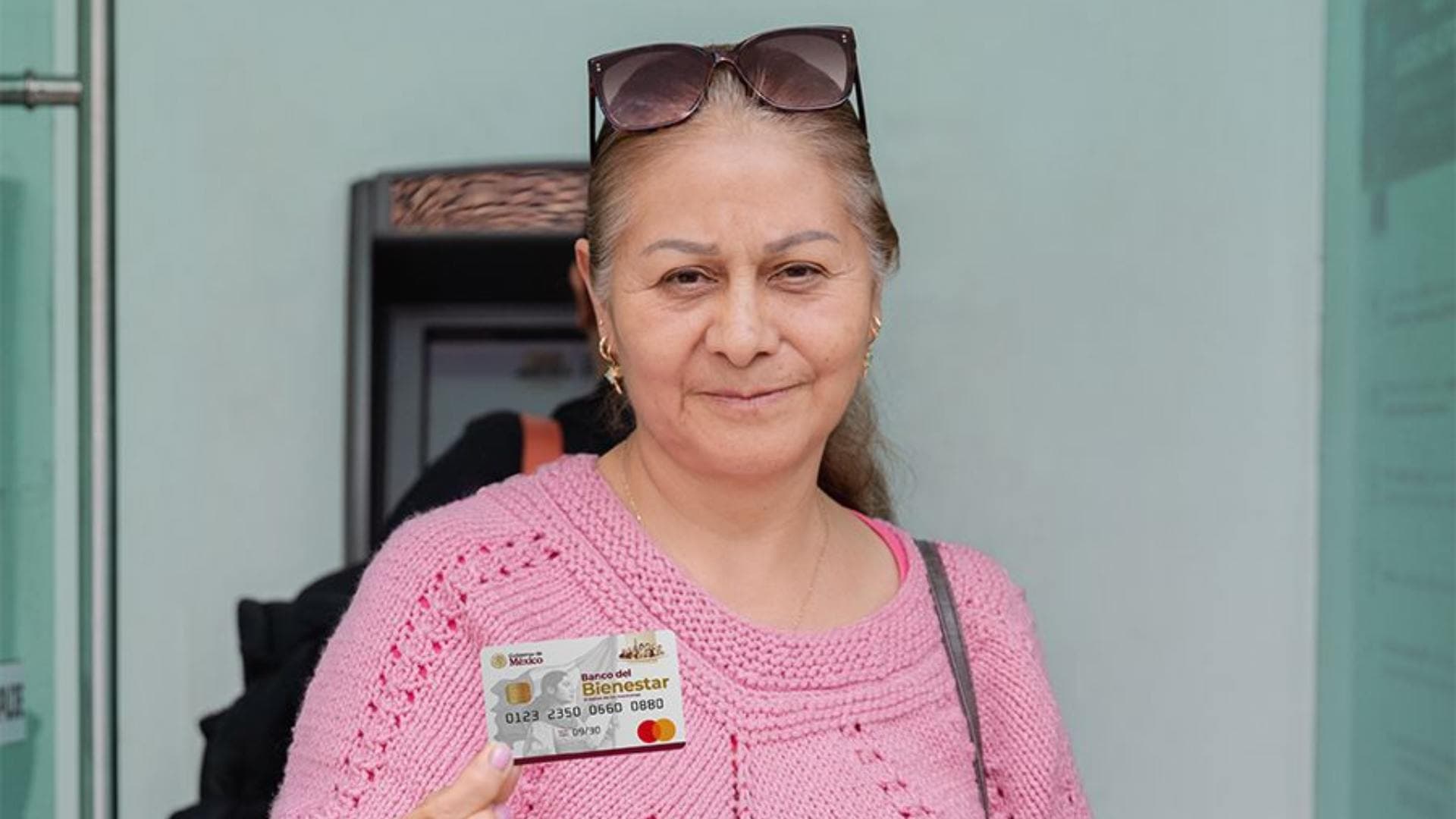 Mujer Muestra Tarjeta Bienestar. Qué Letras Hacen Registro el 20 de Octubre 2026.
