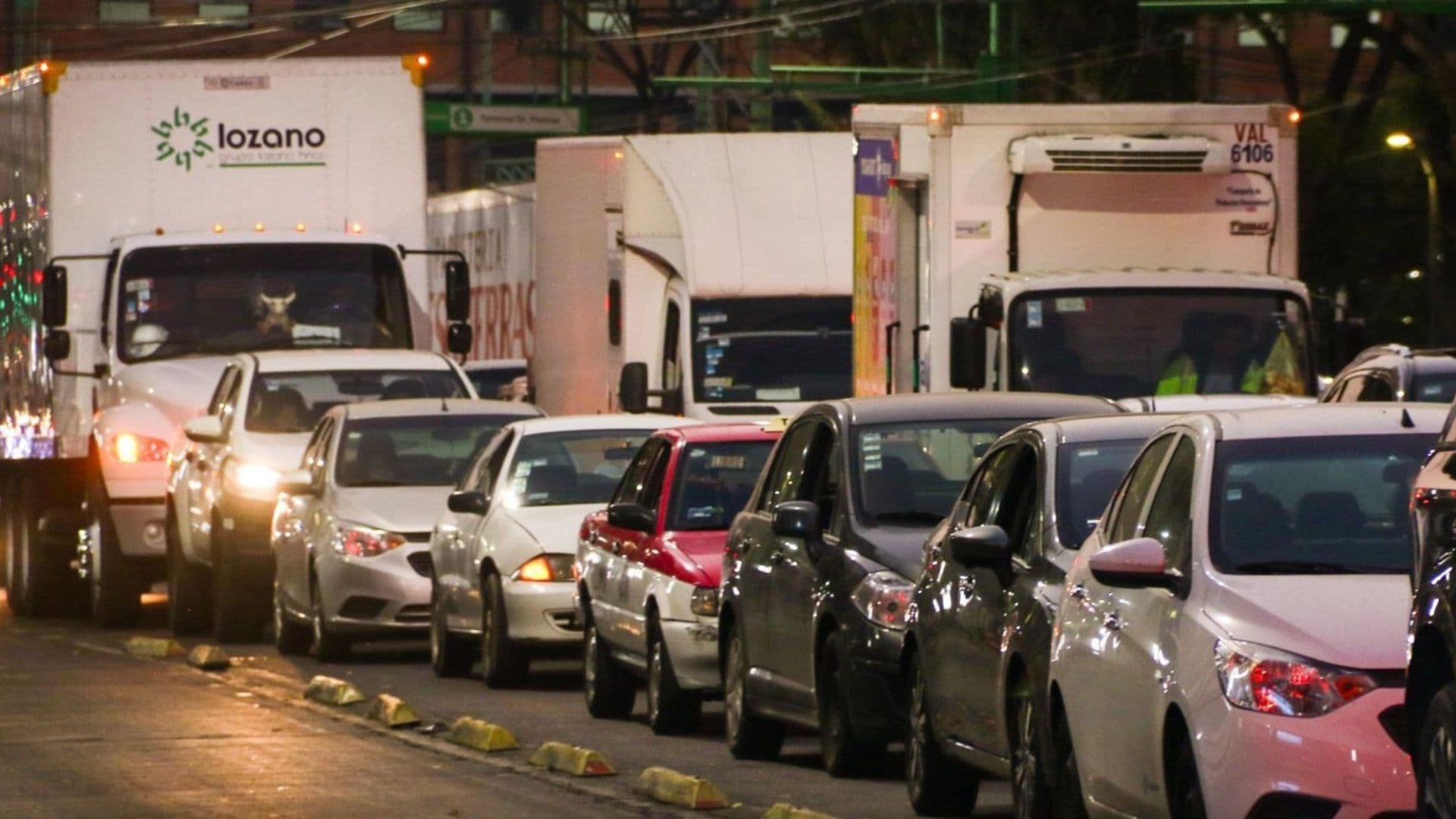 Autos circulando. Cuándo Vence Prorroga de Tenencia CDMX 2026 Consultar Adeudos