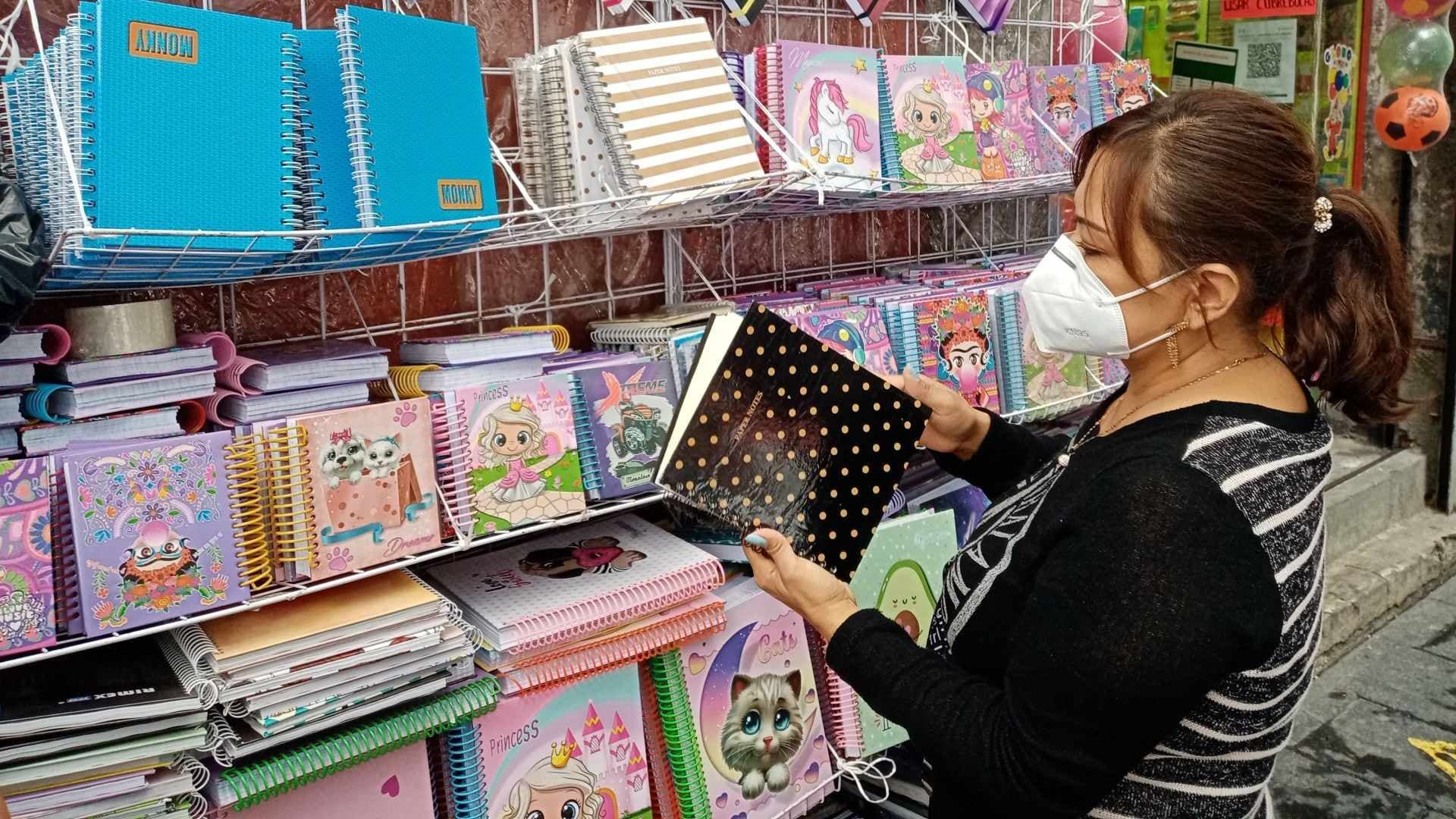 Mamá selecciona cuadernos y útiles escolares. Conoce qué piden y qué no en la Lista de Útiles Escolares 2026-2027