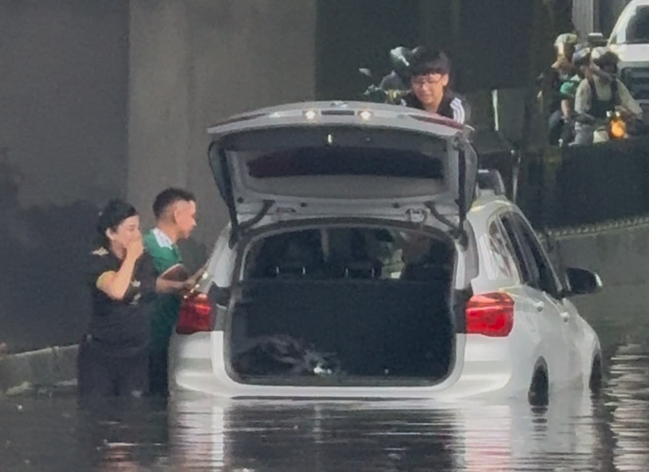 La lluvia sorprendió a los miles de aficionados en CDMX. Foto: N+