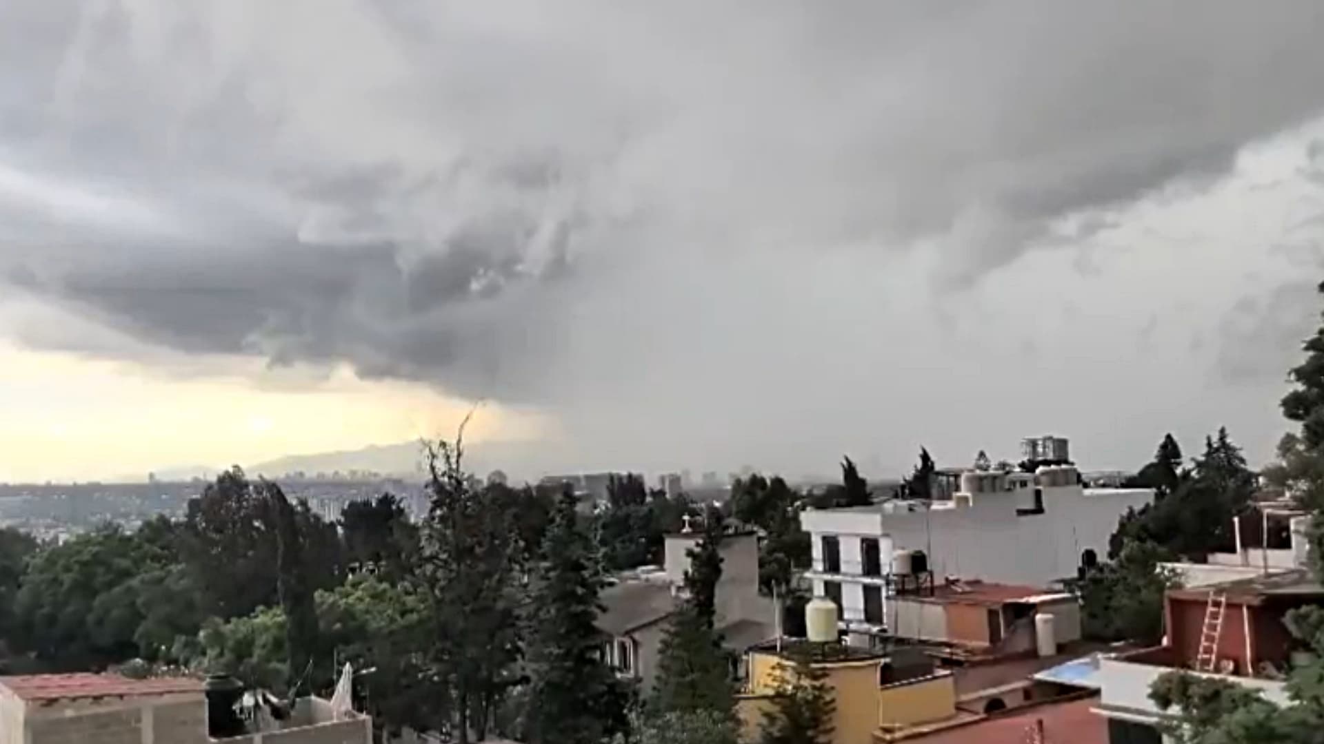 Captan nube estante sobre la CDMX. Foto: @SasslaClimaMx