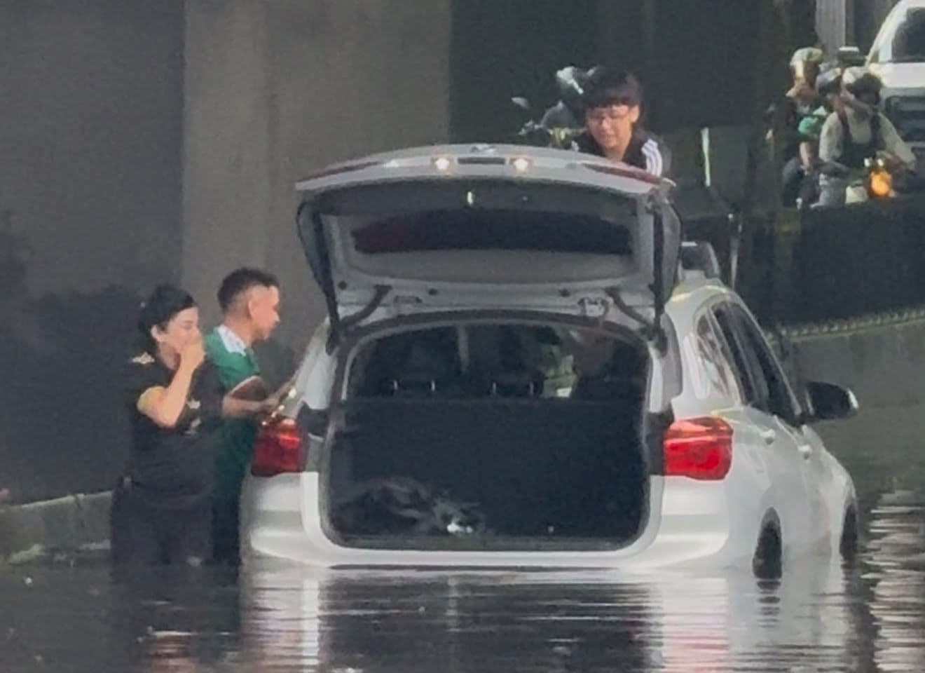 La lluvia sorprendió a los miles de aficionados en CDMX. Foto: N+