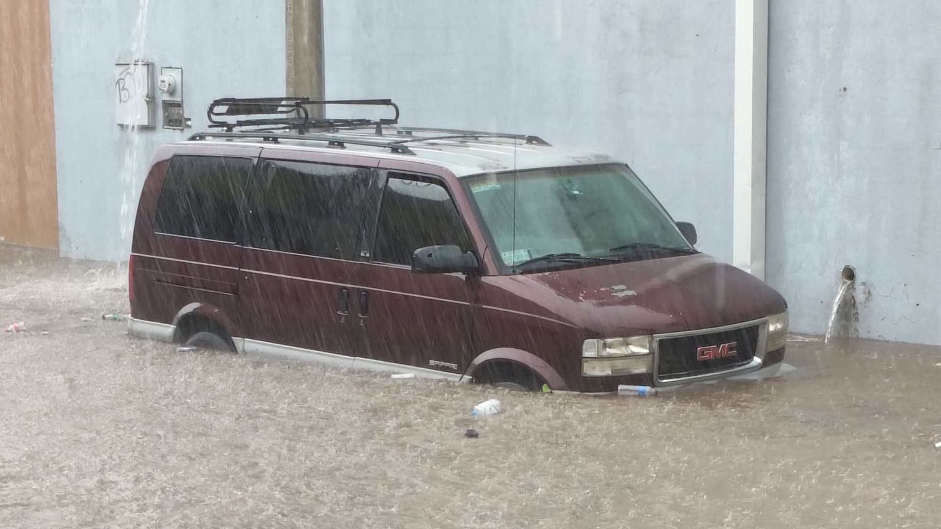 Lluvias Dejan Cerca de 30 Autos Varados en Parral, Chihuahua; Reportan Inundaciones