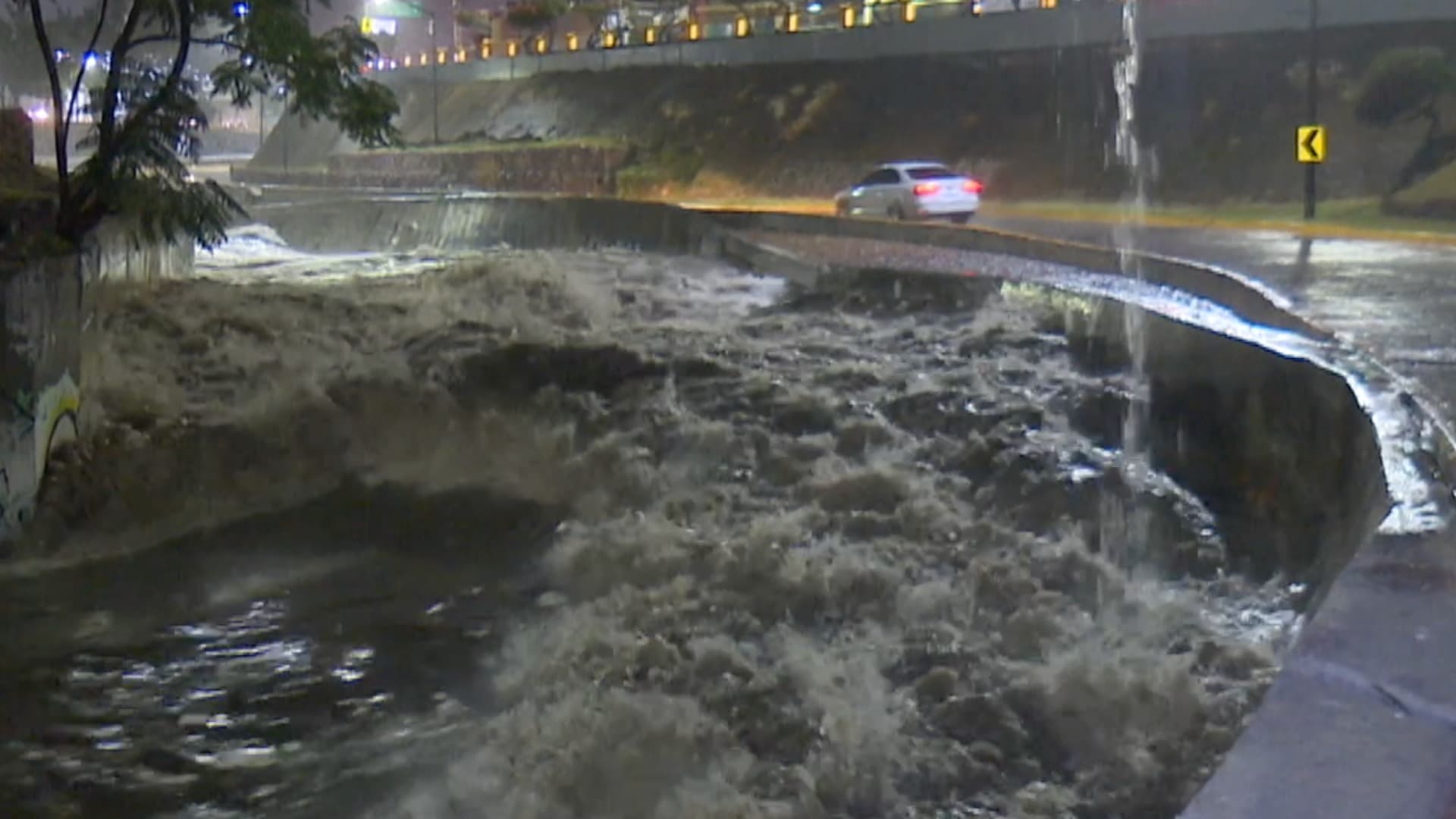 Tormenta Eléctrica Deja Daños Materiales en Distintas Zonas de León, Guanajuato.