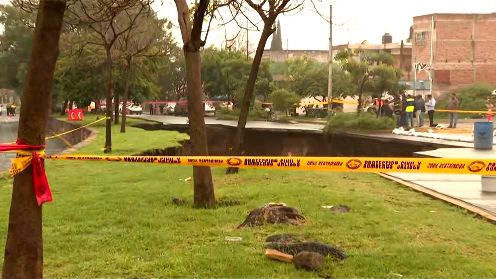 Lluvias Provocan Megasocavón en Tonalá, Jalisco.jpg