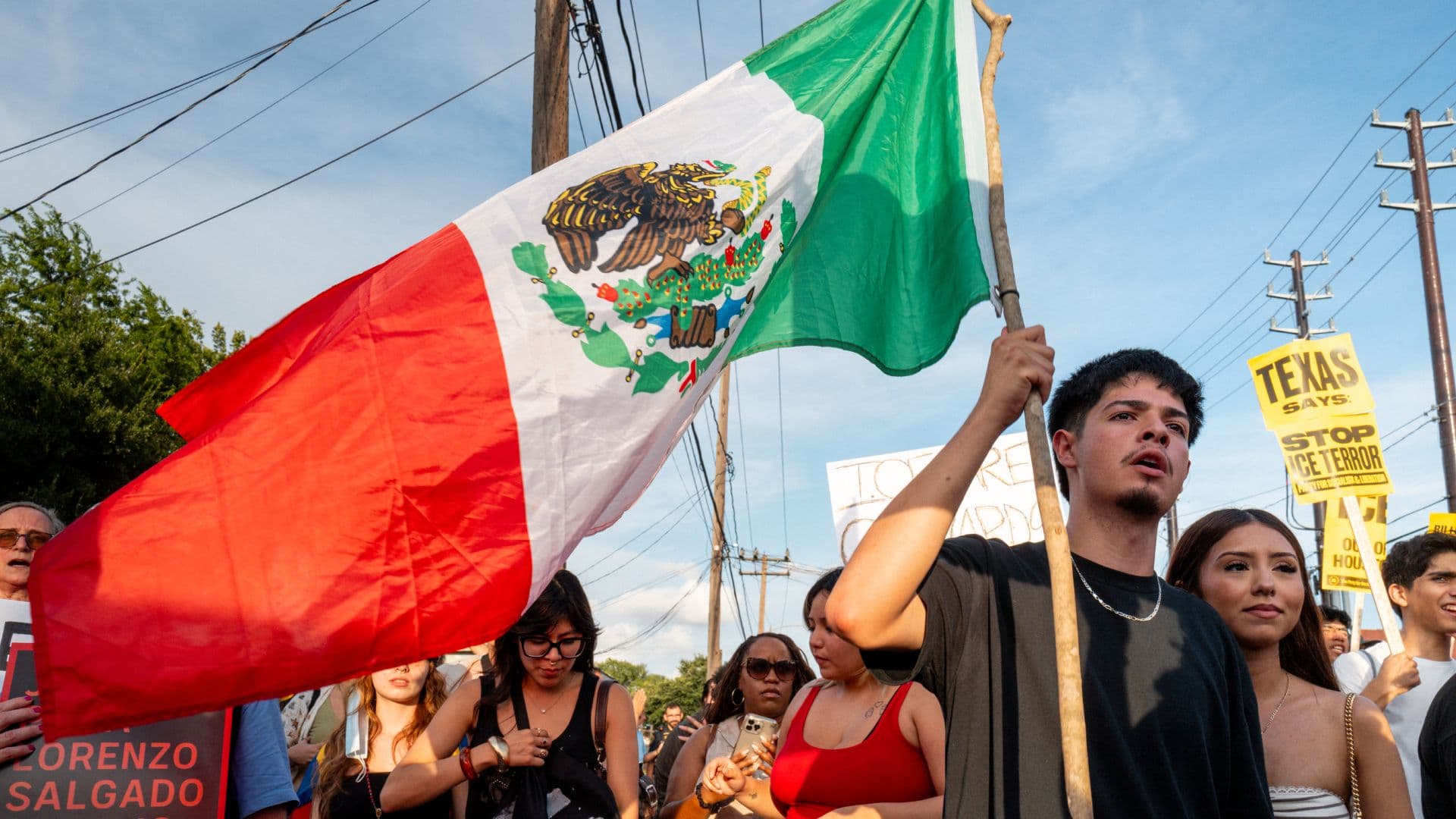 Varias personas rinden homenaje en el lugar donde el inmigrante mexicano Lorenzo Salgado Araujo fue asesinado el 8 de julio de 2026 en Houston, Texas. Foto: AFP