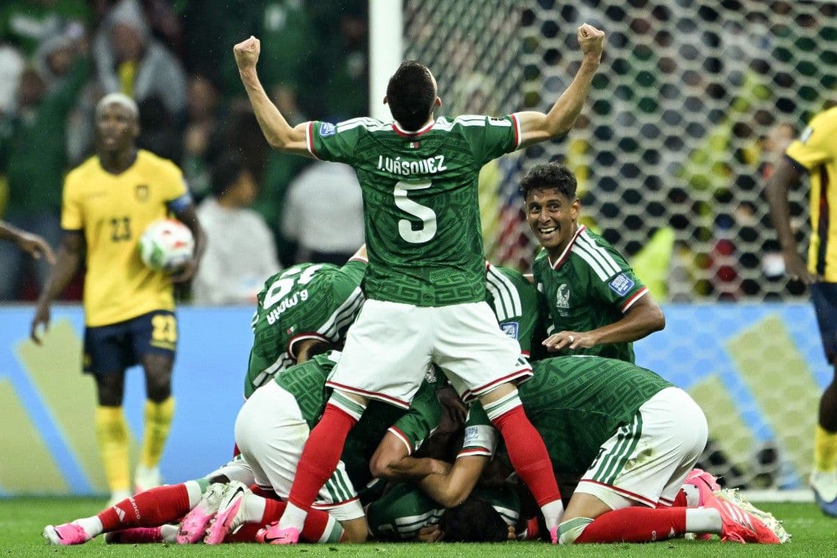 México festeja triunfo ante Ecuador.