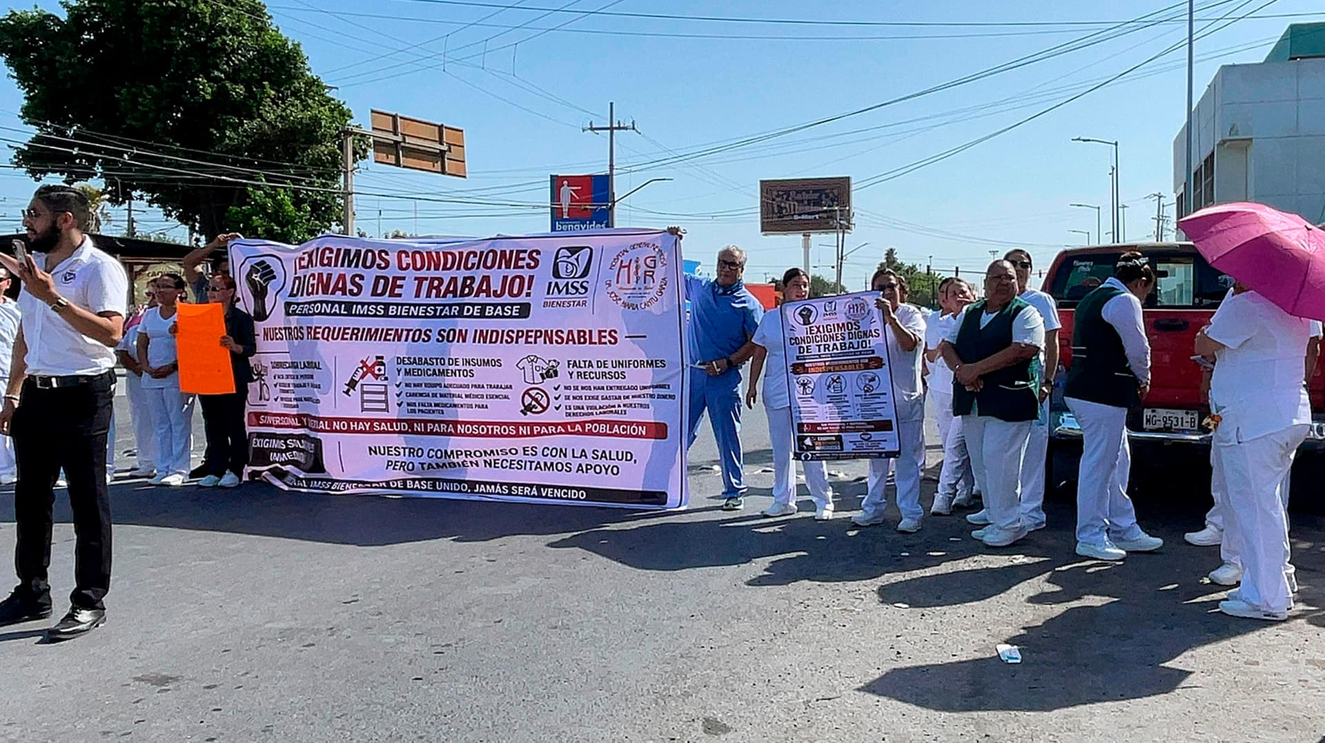 Protesta Personal del Hospital General de Reynosa y Bloquean Avenida Álvaro Obregón