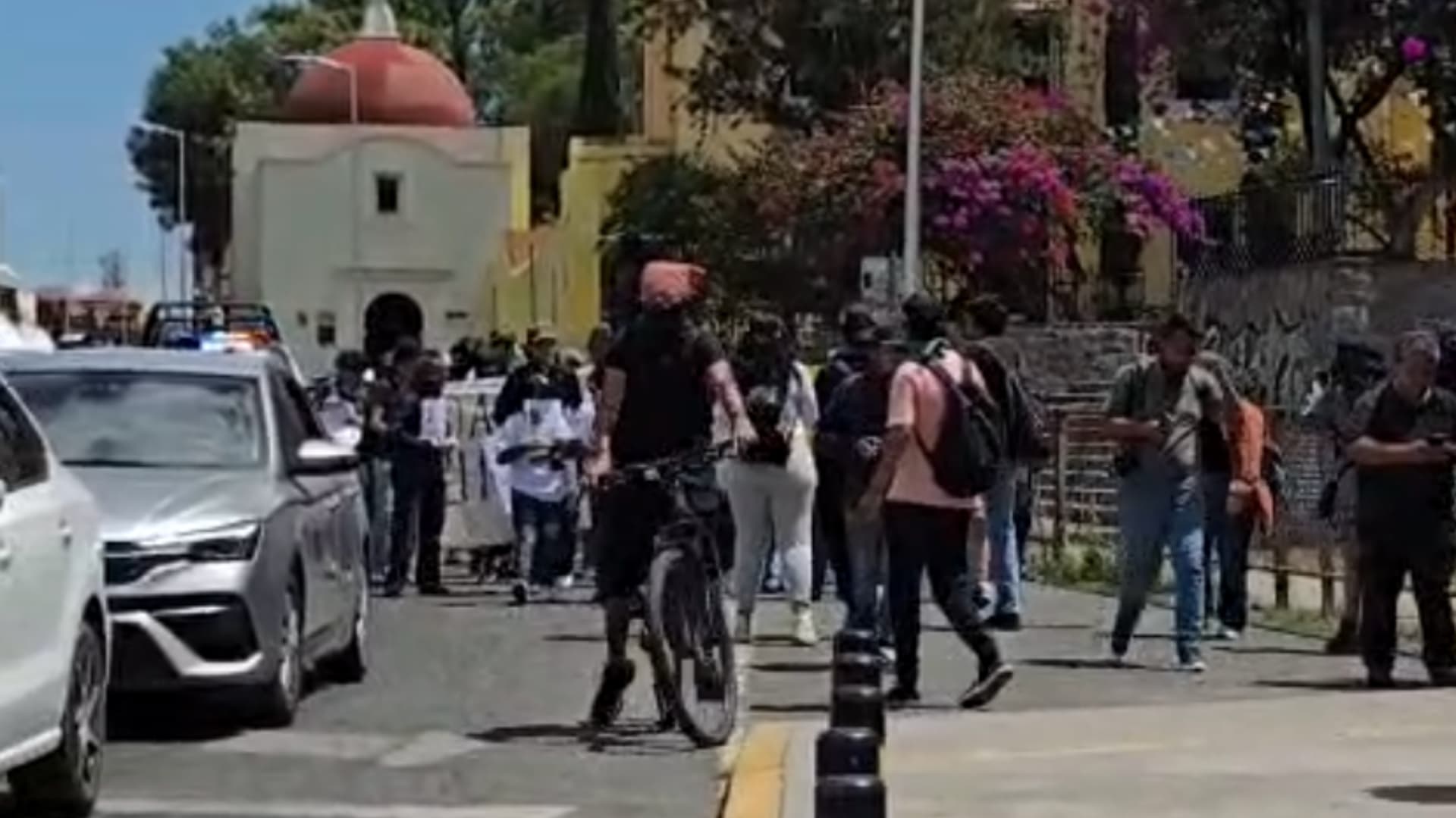 Manifestación de estudiantes y familias en Boulevard 5 de Mayo de Puebla.