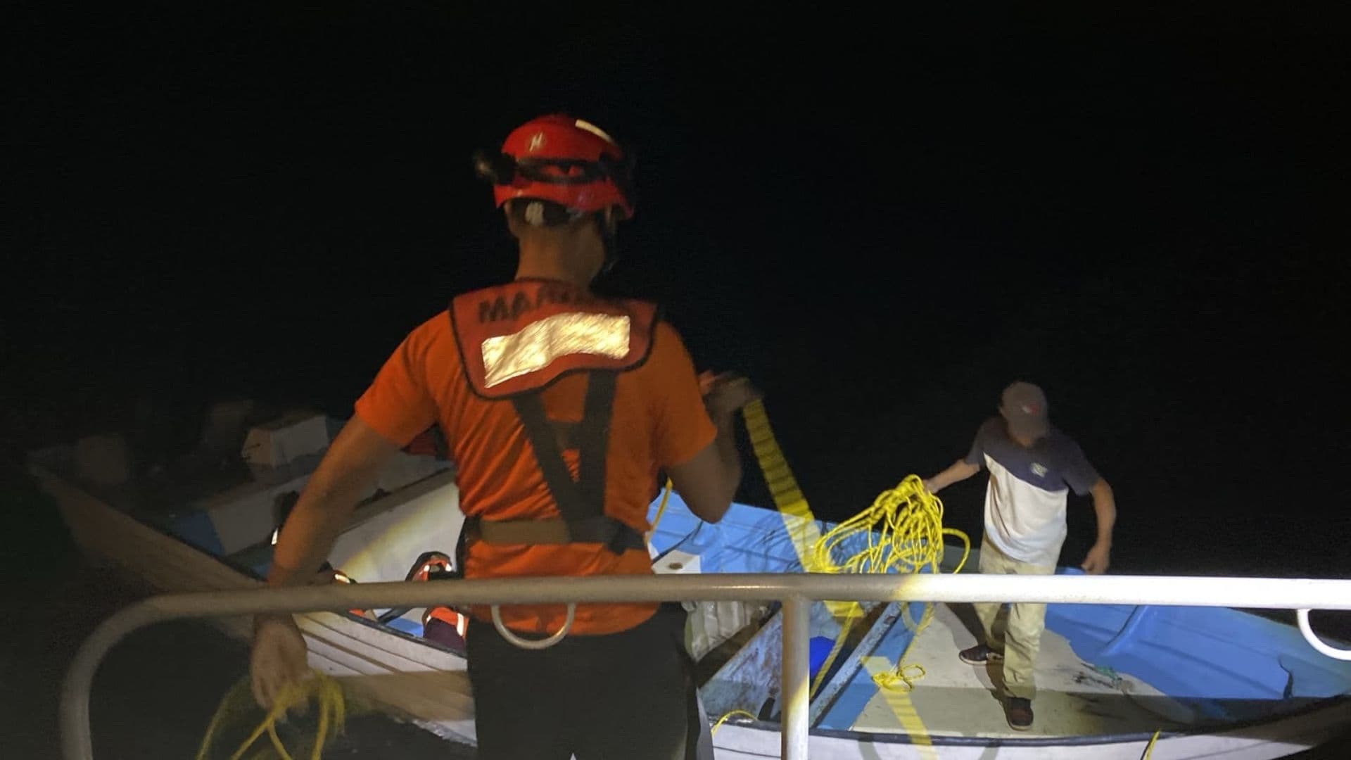 Elementos de la Segunda Zona Naval custodiando el arribo de la embarcación a puerto