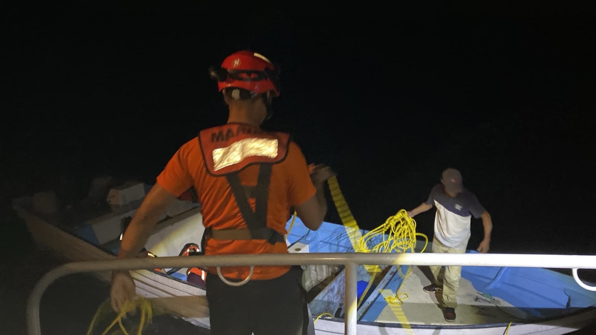 Elementos de la Segunda Zona Naval custodiando el arribo de la embarcación a puerto