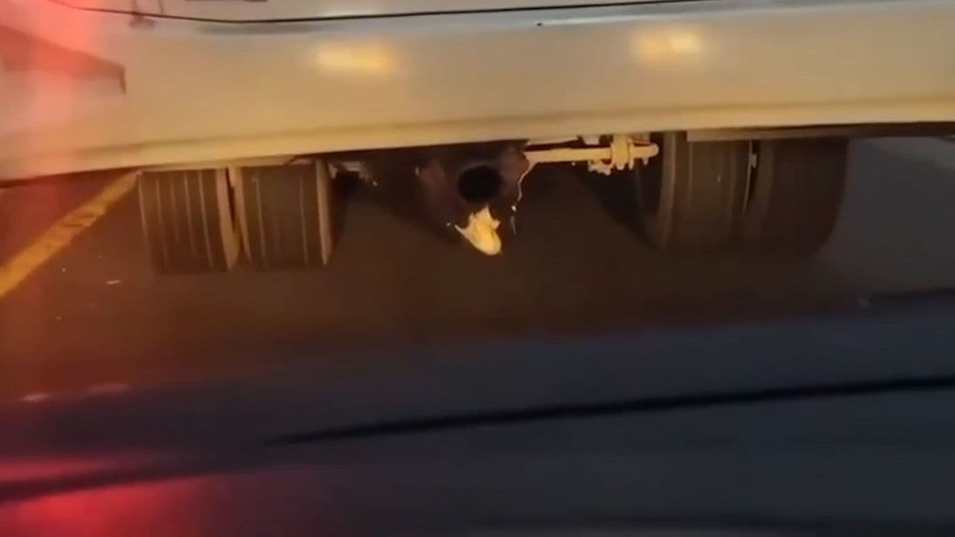 Menor Viaja Colgado Oculto Debajo de un Camión de Transporte en Querétaro