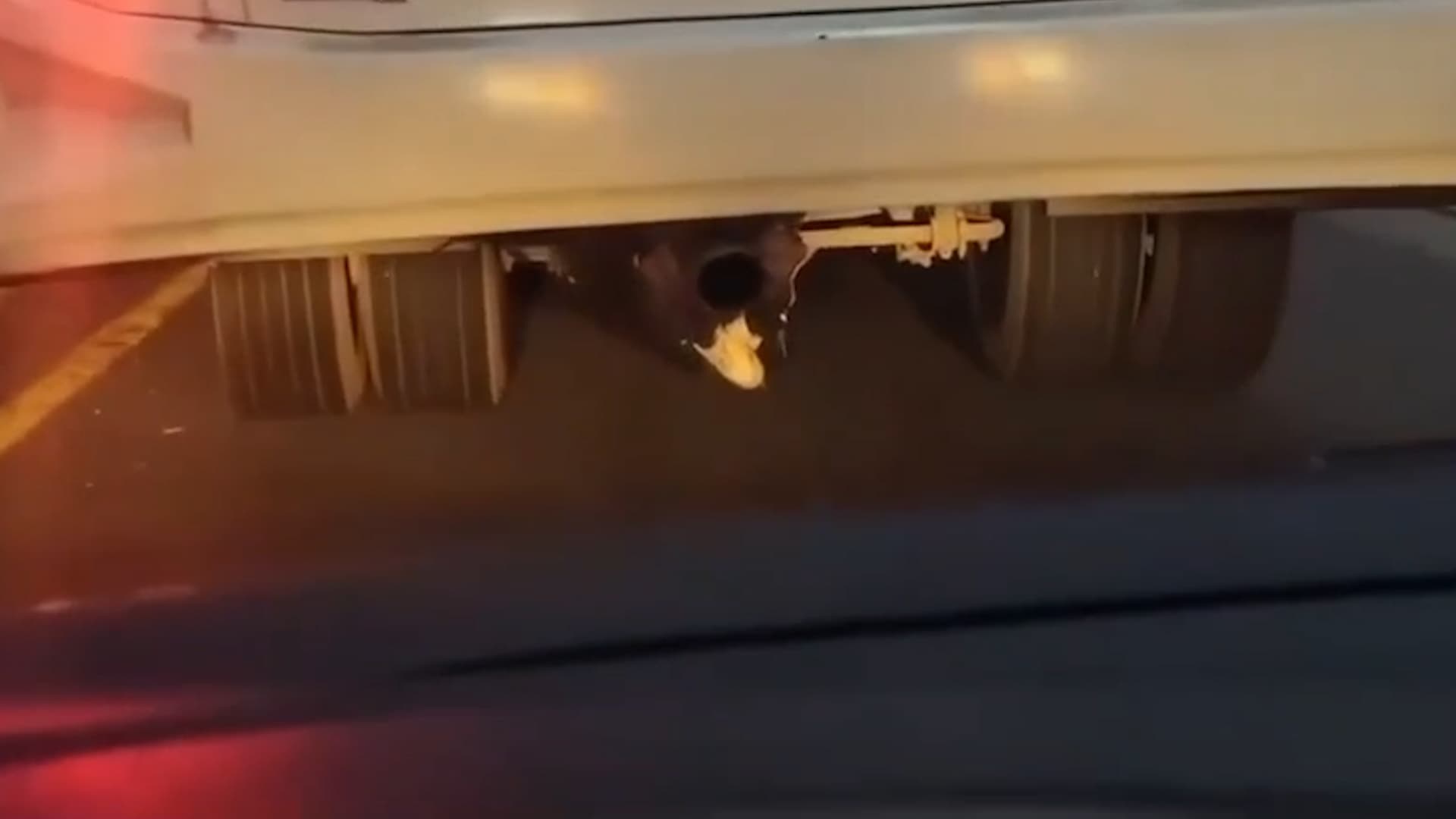 Estudiante Viaja Colgado Oculto Debajo de un Camión de Transporte en Querétaro