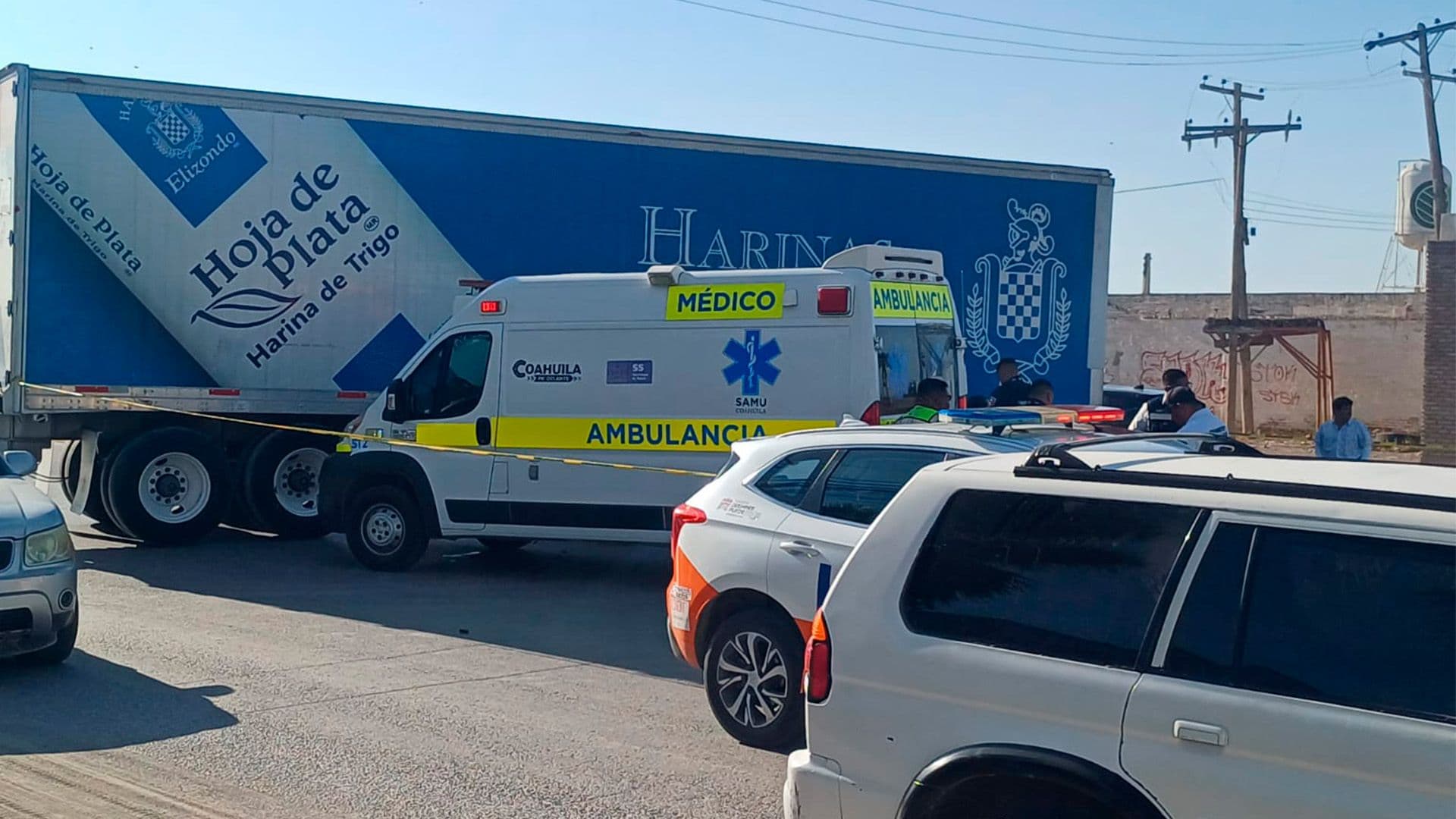 El tráiler se incorporaba a la carretera por un retorno al momento del accidente en Torreón