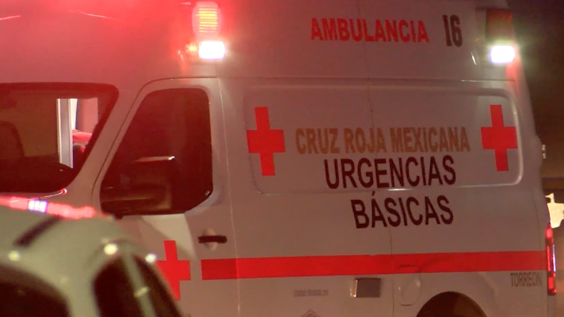 Fuertes ráfagas de viento derriban portón sobre un velador en Ejido La Concha de Torreón