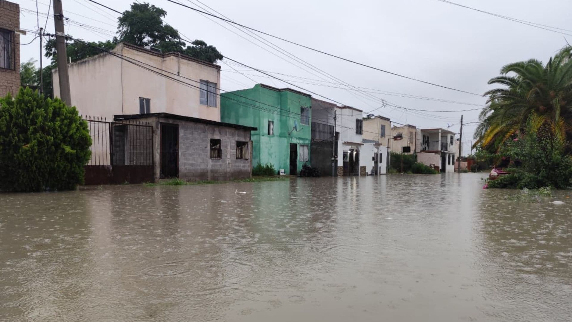 Un vendedor ambulante de 72 años murió arrastrado por la corriente de las lluvias
