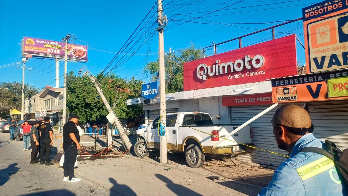 El conductor habría sufrido un infarto al volante, lo que habría provocado que chocara contra un poste de luz y locales comerciales