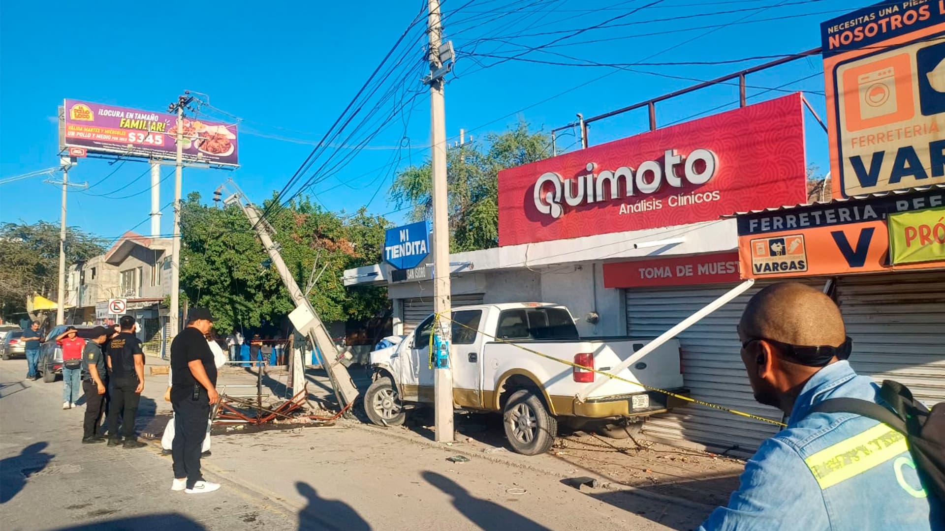 El conductor habría sufrido un infarto al volante, lo que habría provocado que chocara contra un poste de luz y locales comerciales
