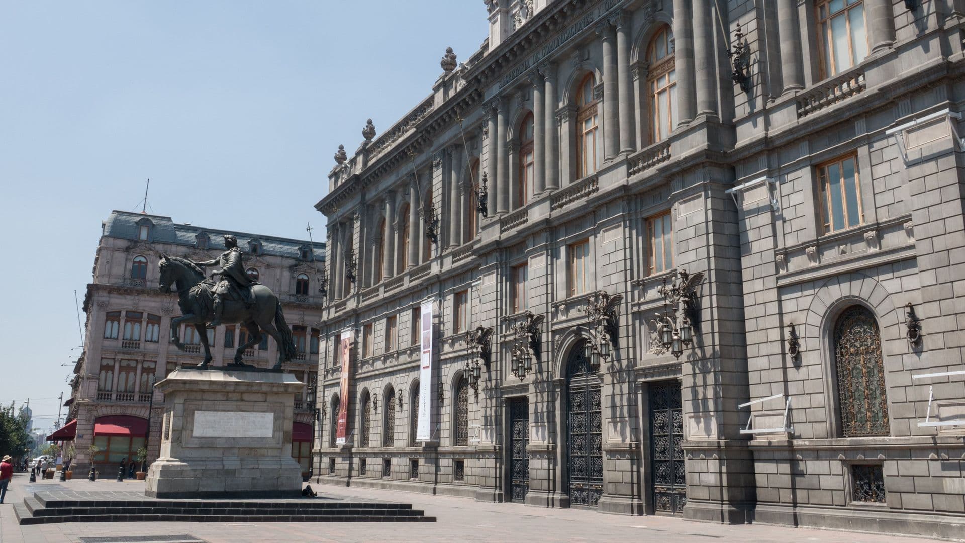 Museo Nacional de Arte Cierra en Medio del Plantón de la CNTE