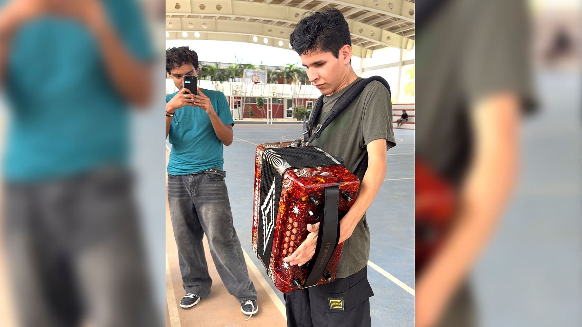Joven con Discapacidad Visual Persigue su Sueño de Convertirse en Músico