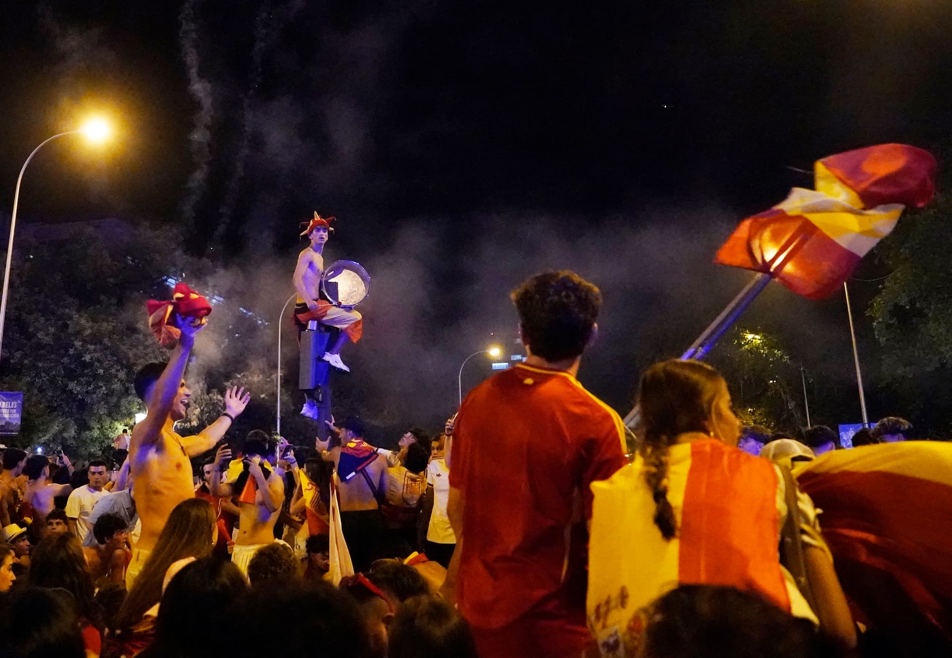 Madrid Sigue el Festejo de Madrugada por el Triunfo de la Furia Roja