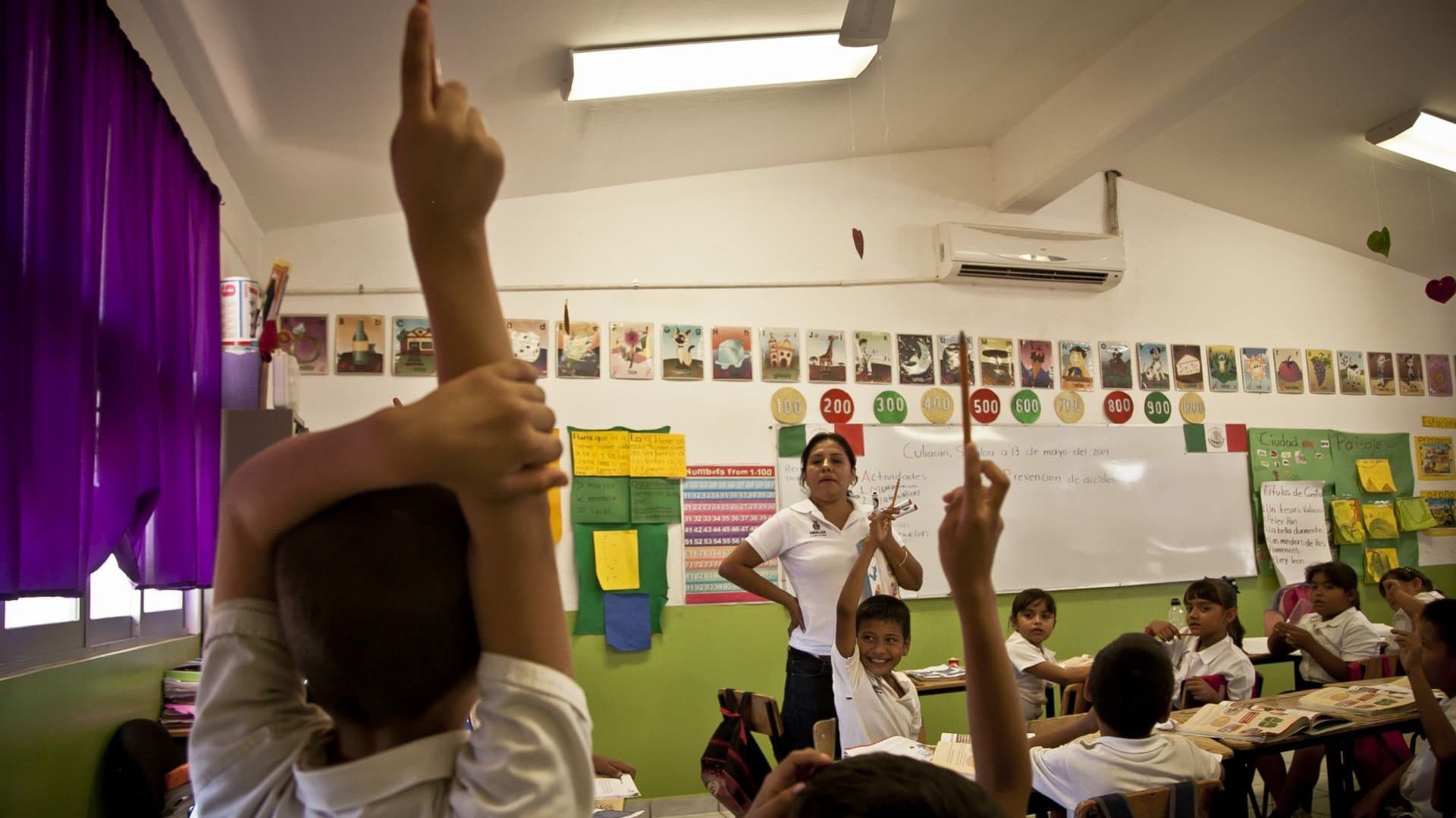 Niños en salón de clases. Mañana 26 de junio 2026 hay clases. Calendario SEP
