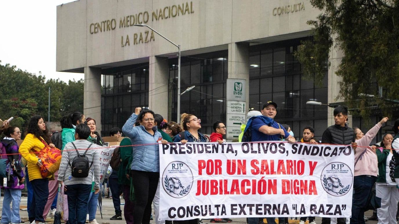Trabajadores del IMSS durante manifestación en CDMX. Empleados prevén hacer una mega marcha este 13 de noviembre 2026.