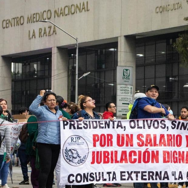 Trabajadores del IMSS durante manifestación en CDMX. Empleados prevén hacer una mega marcha este 13 de noviembre 2026.