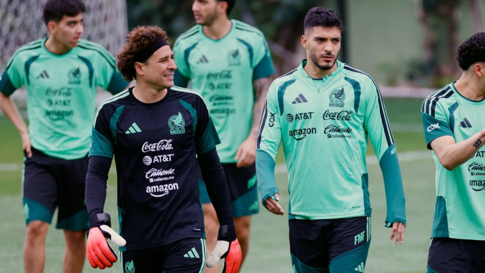 El portero mexicano Guillermo Ochoa (número 13) y el delantero mexicano Raúl Jiménez (número 9) participan en una sesión de entrenamiento durante el Mundial de Fútbol de 2026 en el Centro de Alto Rendimiento (CAR) de la Ciudad de México, el 1 de julio de 2026. (Foto de Rodrigo Oropeza / AFP)